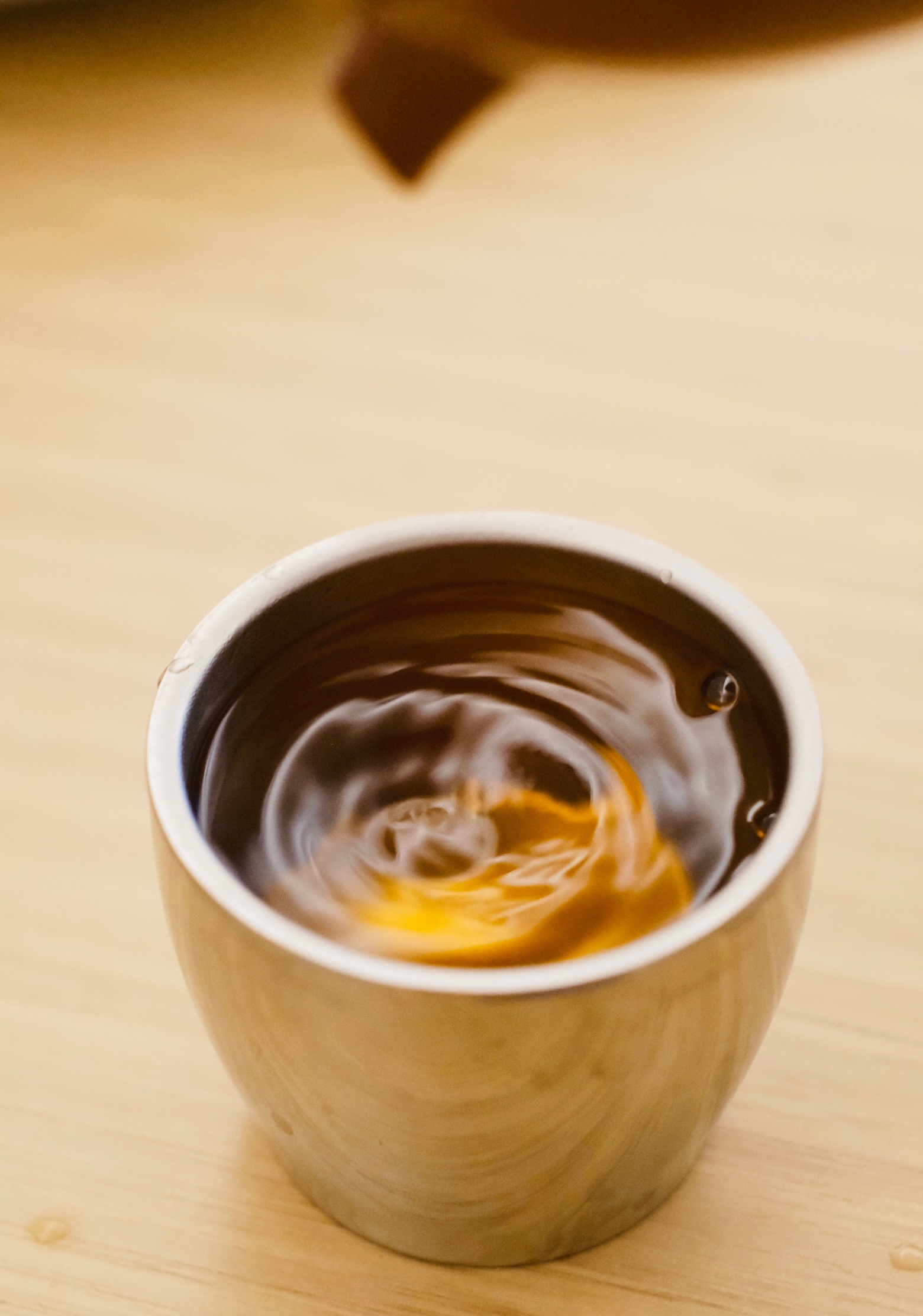 肠胃终于开始抗议，躲进房间，给自己泡了一壶老六堡，把那些堆积的油腻被慢慢化开，只