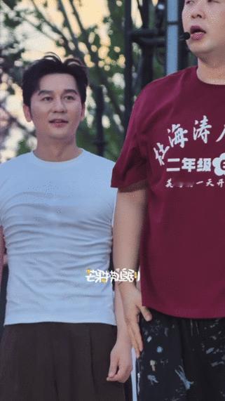 杜海涛李晨广场舞搭子 杜海涛C位领舞杜海涛直接站C位领舞广场舞，动作拿捏得十分到