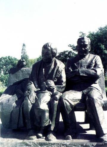 1993年7月18日,周恩来邓颖超与孩子在一起铜像在天津市塘沽区“渤海儿童世界”