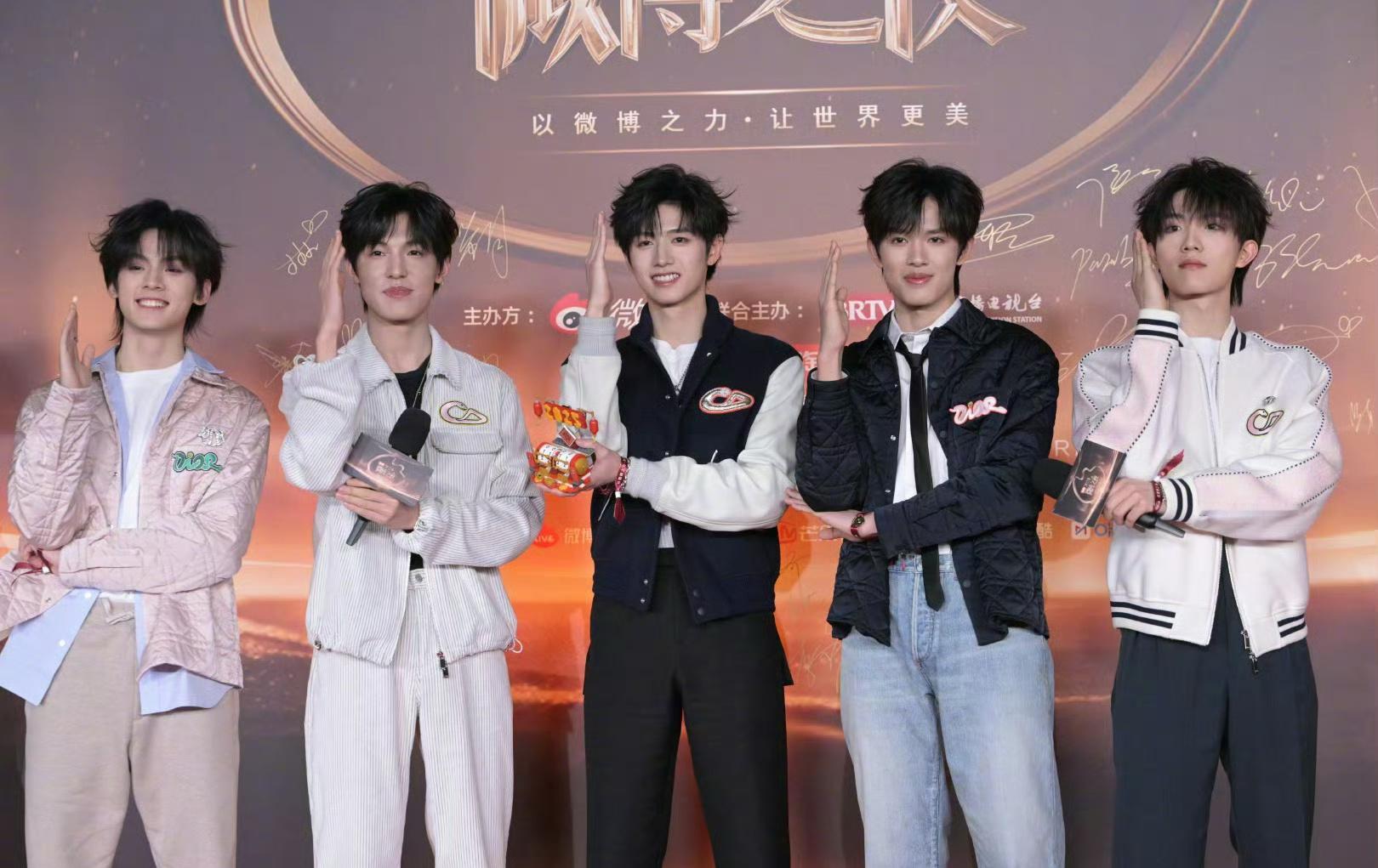 时常不理解楼人和楼丝，不过李飞搞时尚资源挺厉害，时代少年团当时全团签lv，现在这
