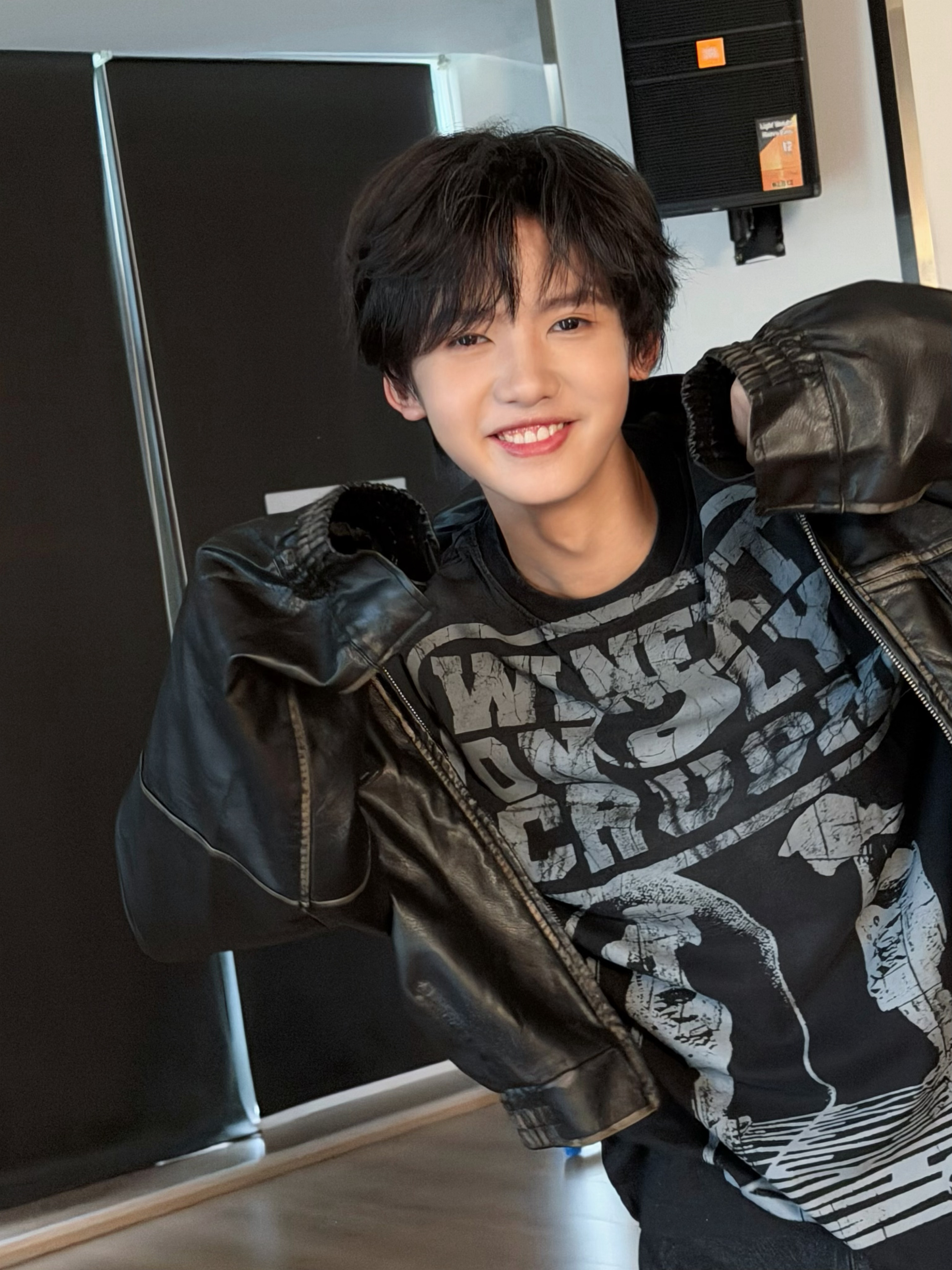 张奕然午休随拍  张奕然午休随拍来啦！的笑容也太可爱了吧，一整个被治愈到啦