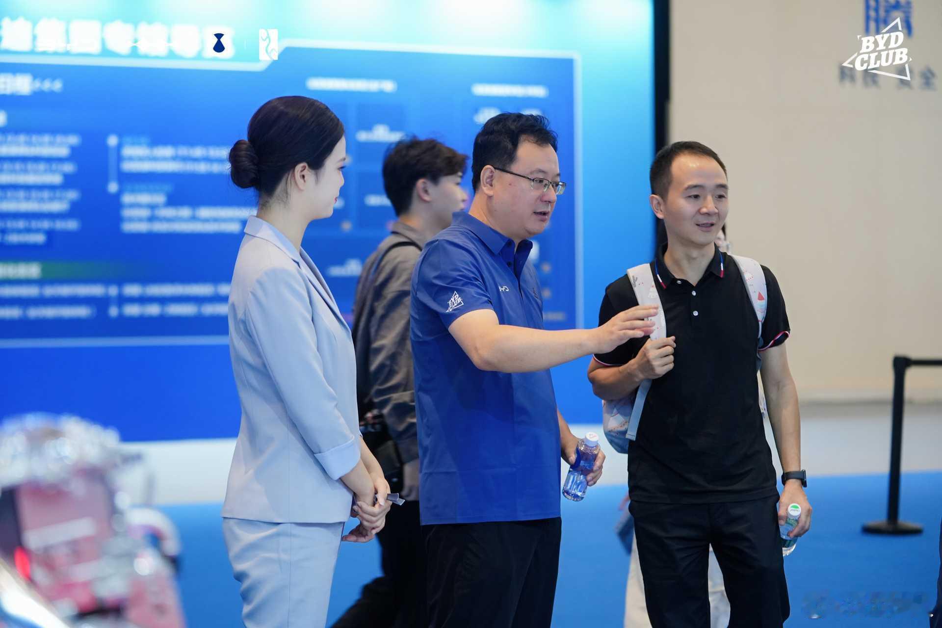 成都车展今天就要结束了。​在车展当了两天志愿者，以比亚迪车主身份向参观者介绍比亚