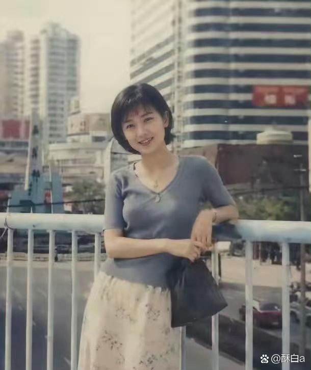 高圆圆十七岁旧照爆火全网，1996年清爽短发造型清纯动人，满是治愈的邻家少女氛围