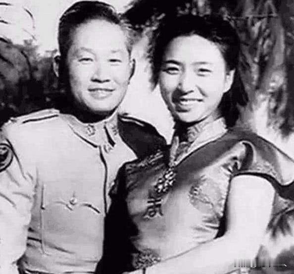 1951年，孙立人脱了衣服上床睡觉，却在伸手的那一刻发现手感不对，他猛地惊醒，掀