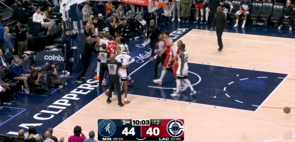 邓恩是真的硬，不服就干，麦丹上半场就一个动作就比较大，这次也是！ 