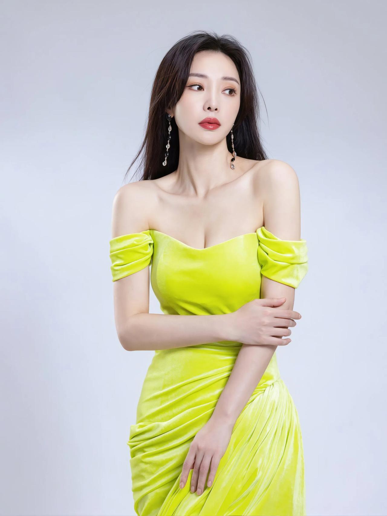 柳岩这套荧光柠檬黄礼服太抓人眼球✨
一字露肩款式，把好看的肩颈线条全部露出来。