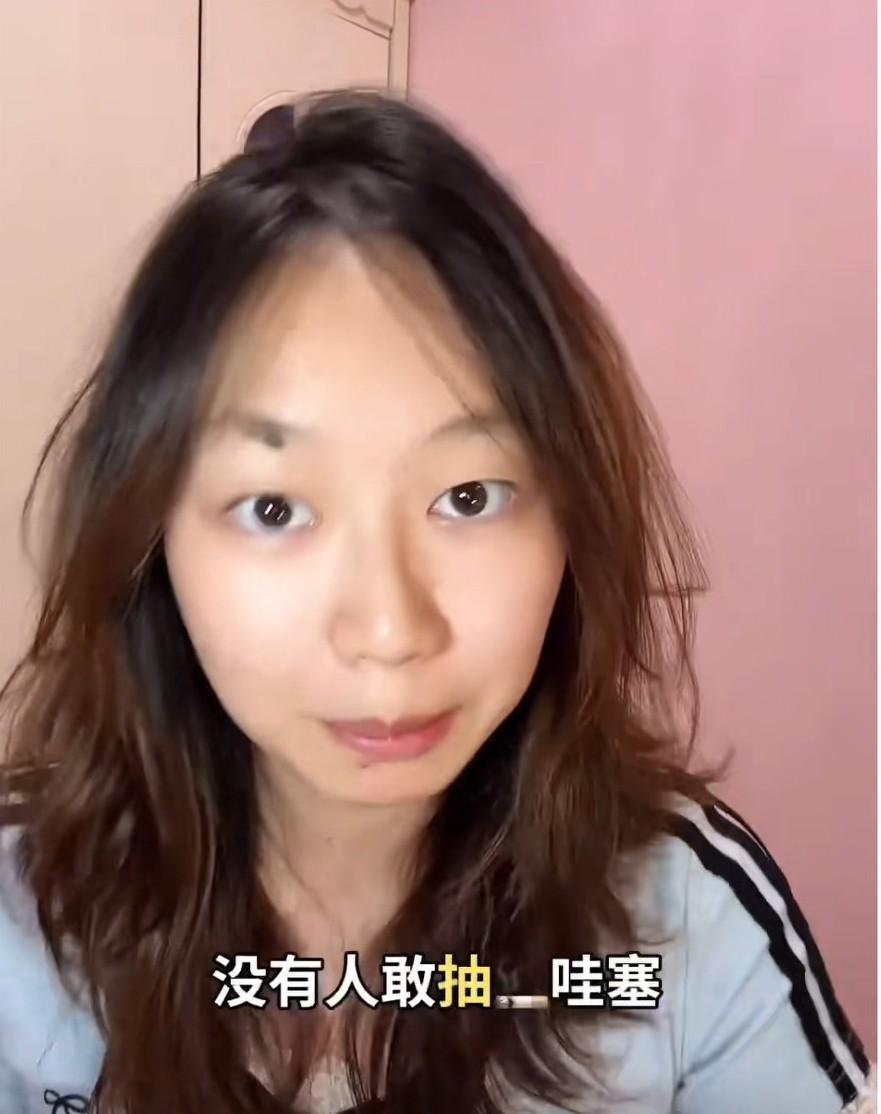 女大学生跑到亲戚婚礼现场上禁烟，这波操作属实惊呆了众人……
视频中，这名女大学生