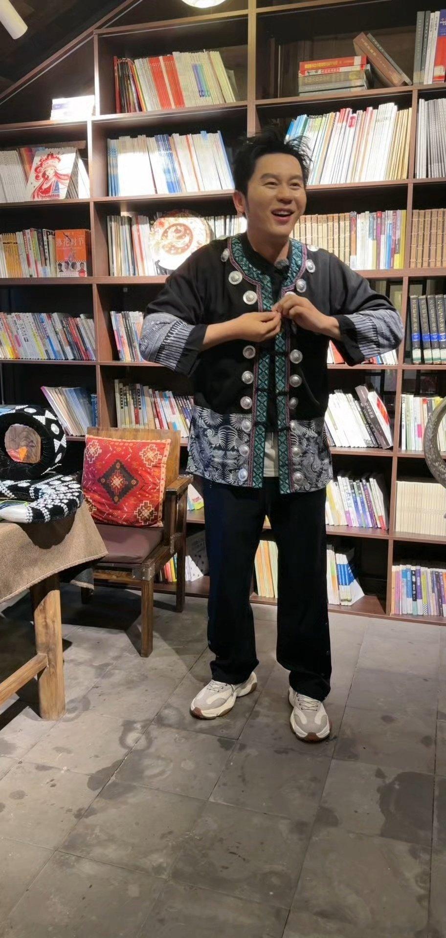 李晨为湘西凤凰古城打call李晨逛遍凤凰古城各个角落，沉浸式体验当地风土，真心实