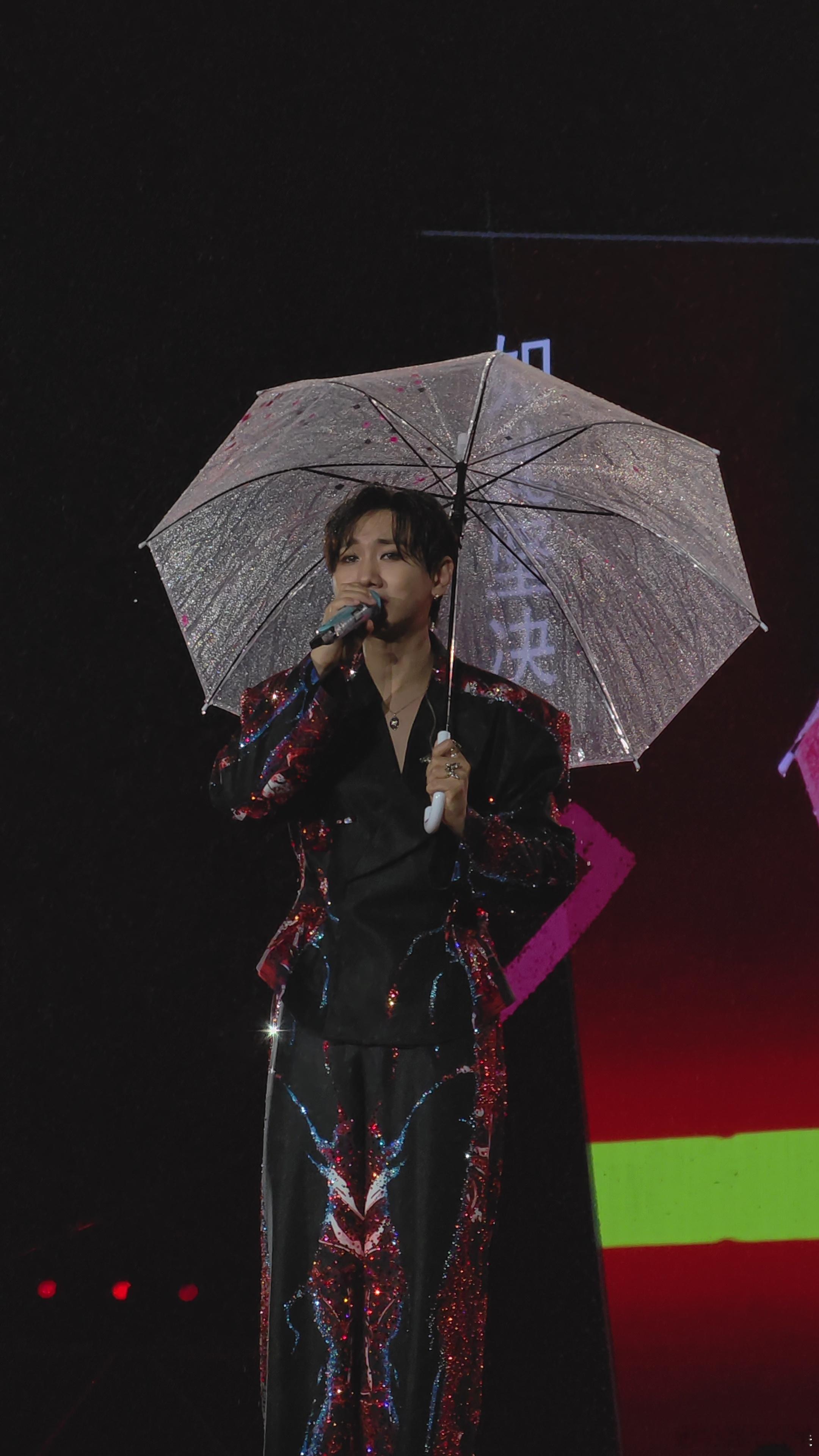#汪苏泷雨中撑伞神图#救命呀，汪苏泷带给我们的惊喜真的超多，雨中撑伞神图也是会让
