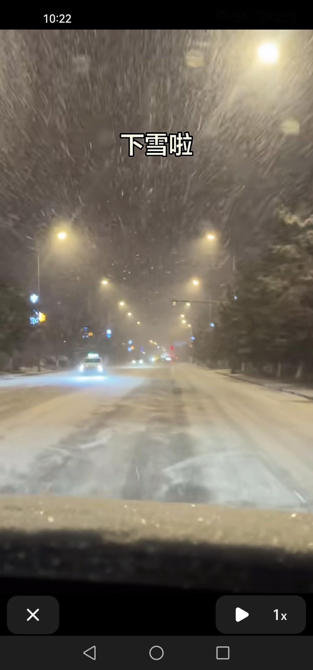 12月7日晚，吉林市飘起了鹅毛大雪，气温也急剧下降。

昨夜，吉林市大雪纷飞，不