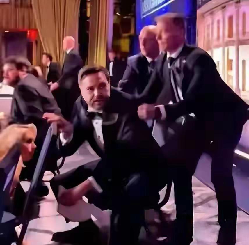 特朗普不怪万斯先走，
被记者问到为什么万斯先跑，特朗普说，万斯先走有一部分原因在