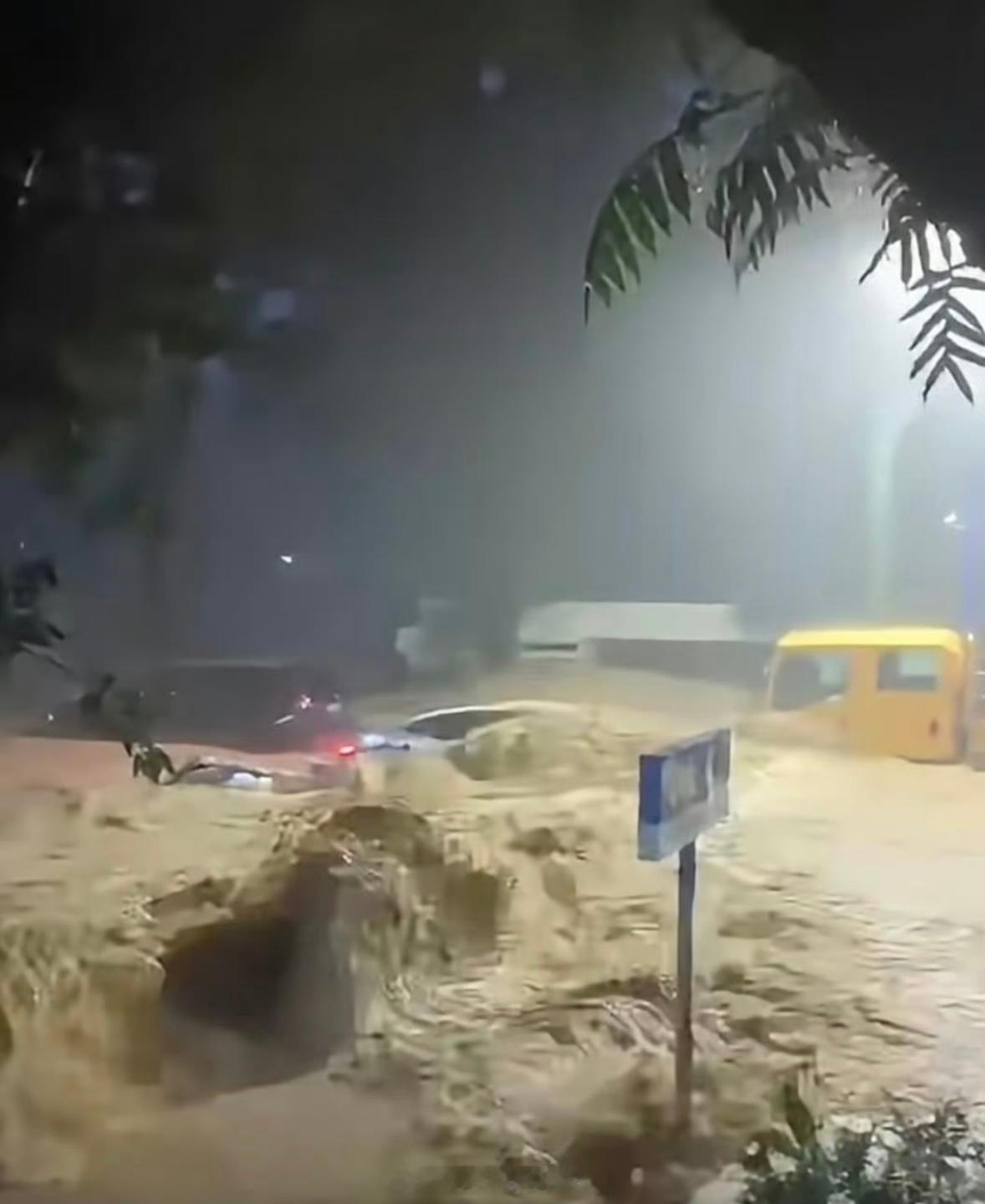 海南大暴雨特大暴雨 希望大家都好好的 ​​​