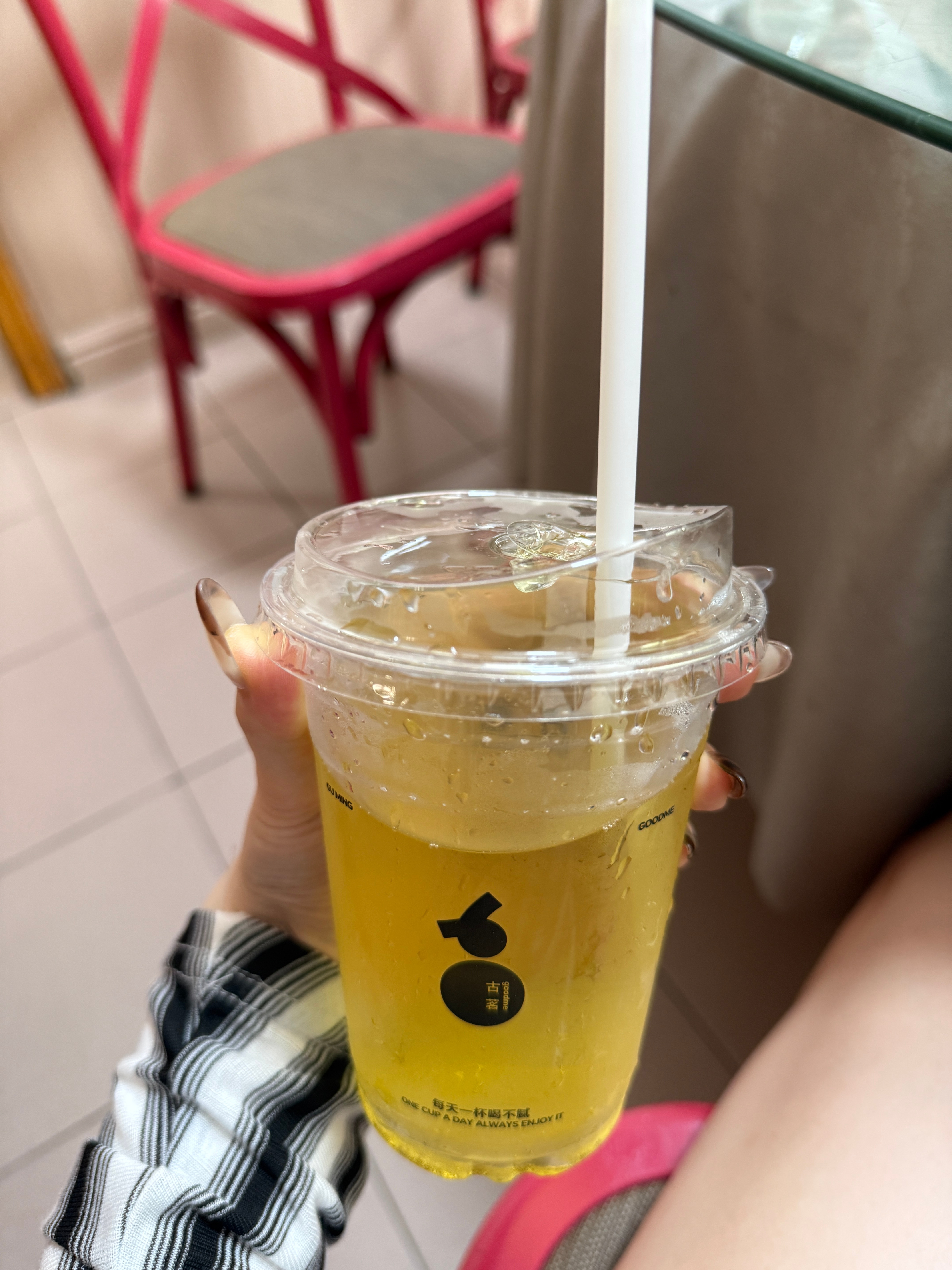 美团免单领了四杯 自己的加转赠的 零点下的单……去拿的时候还被别人拿了一杯……早