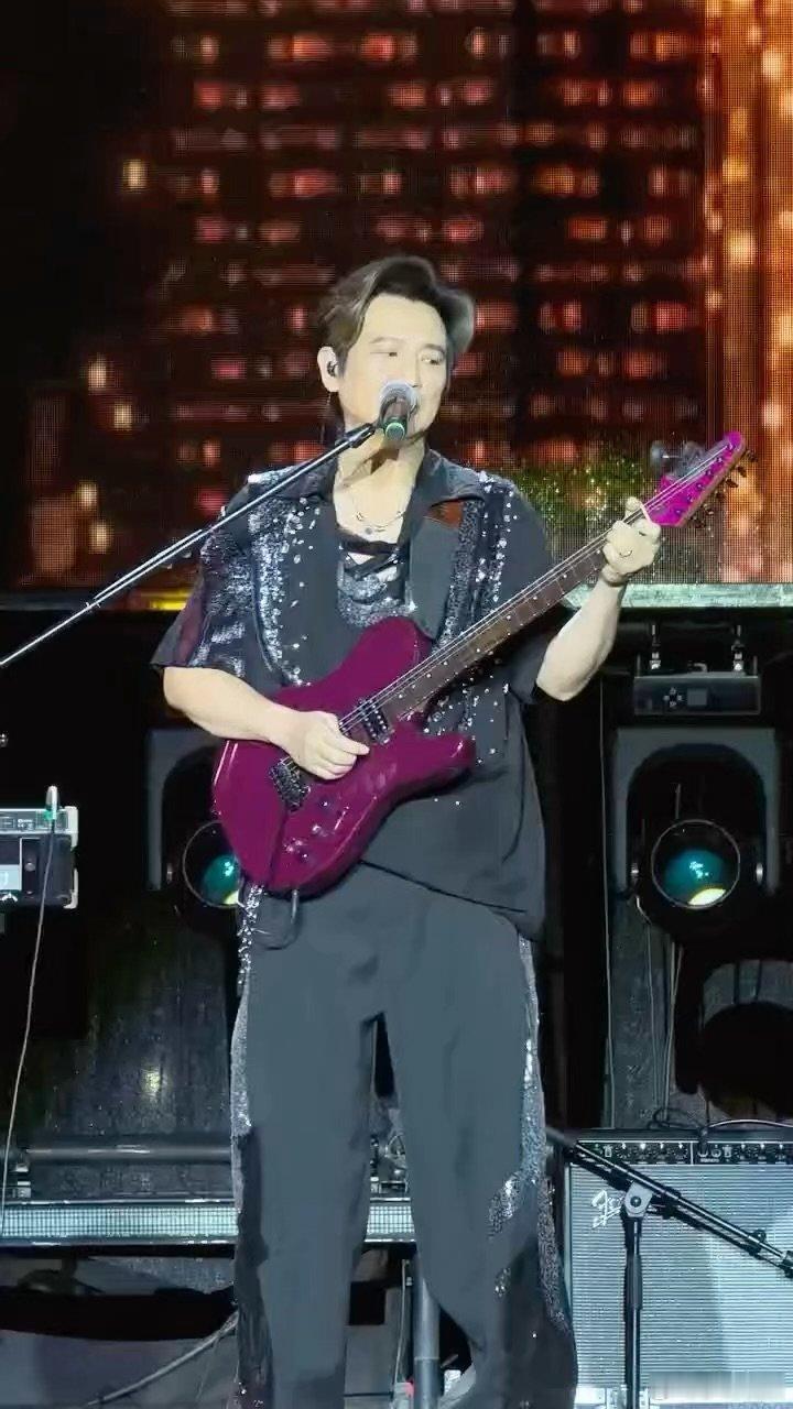 叶世荣让德州禹城迎来Beyond经典德州禹城与Beyond经典相遇。叶世荣现场献