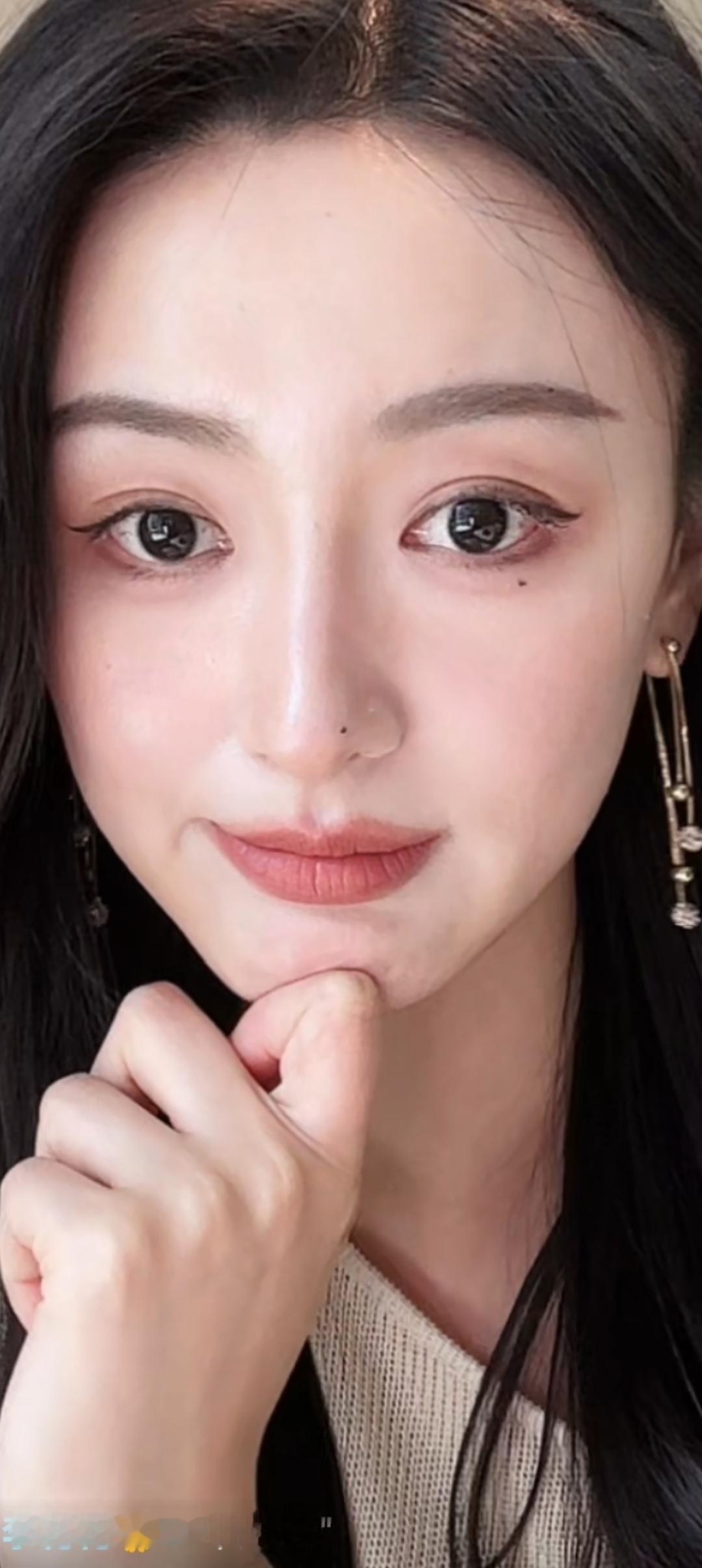 温柔甜美的自拍，微笑中透露着温暖与自信。
