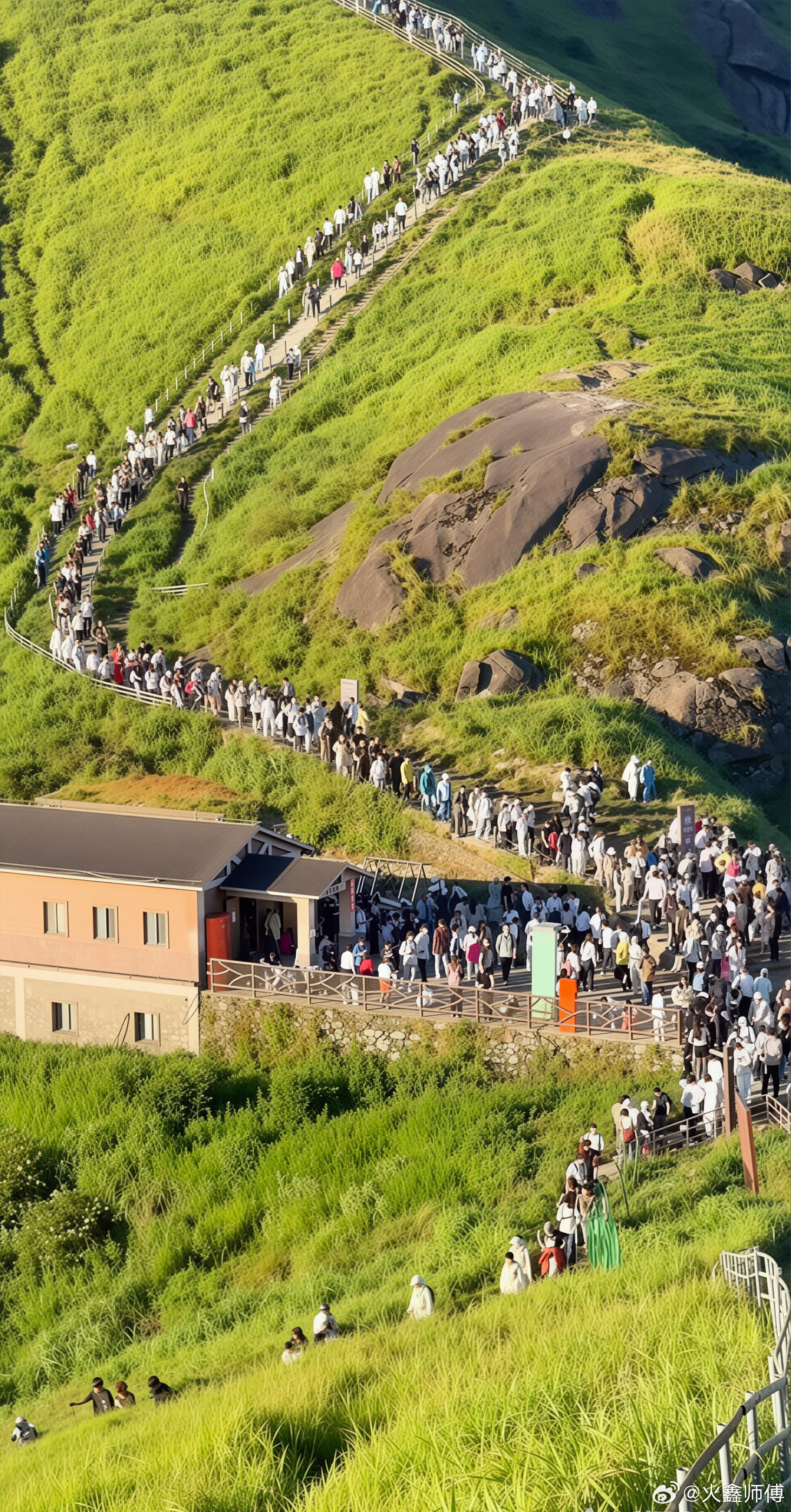 社会百态 暑假正是旅游旺季，武功山下回不来了，等淡季的时候再来 湘潭
