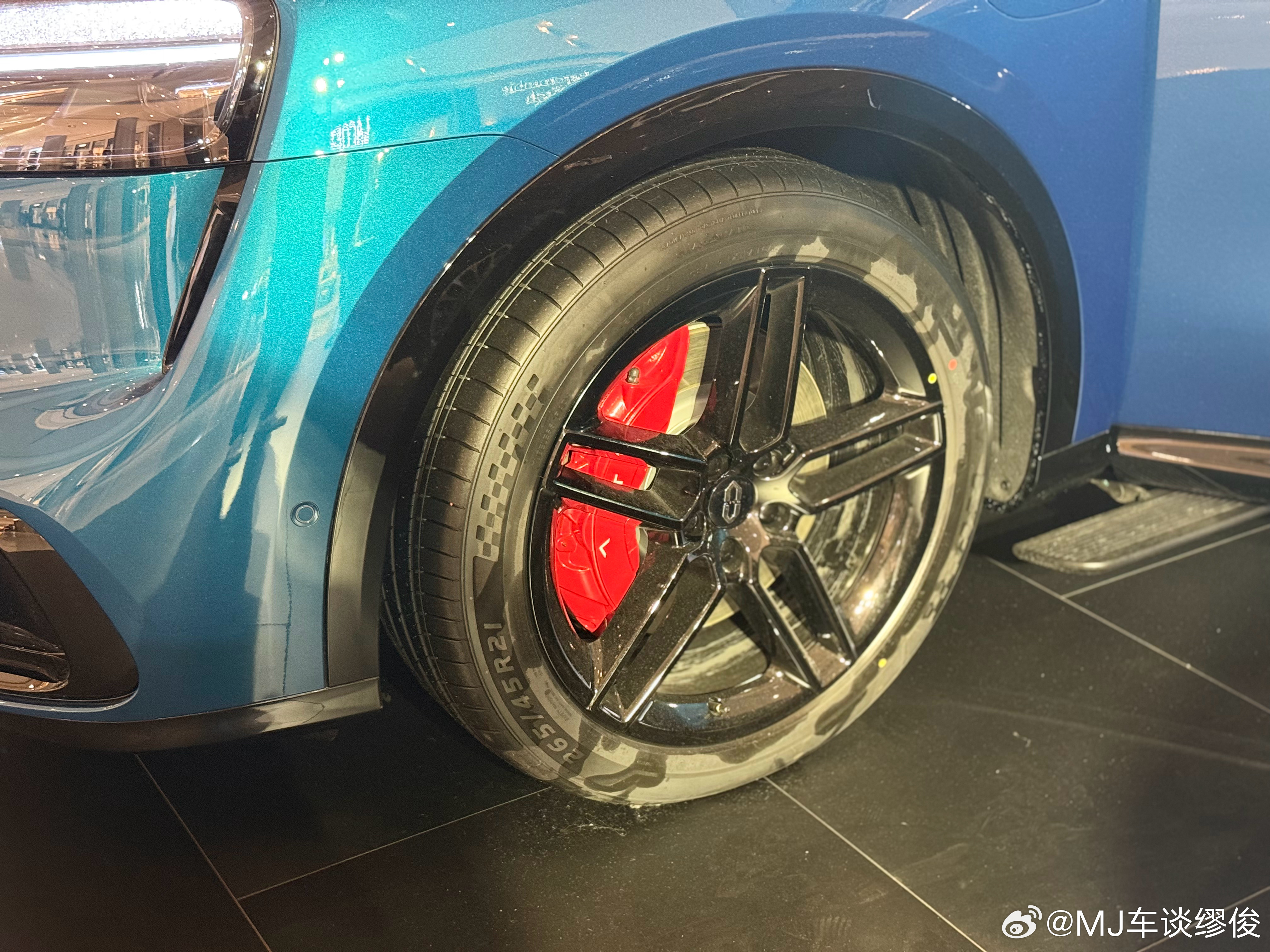 今天又去合生汇看了问界M6，站在M8、M9旁边对比，M6真的年轻太多了！整个车的