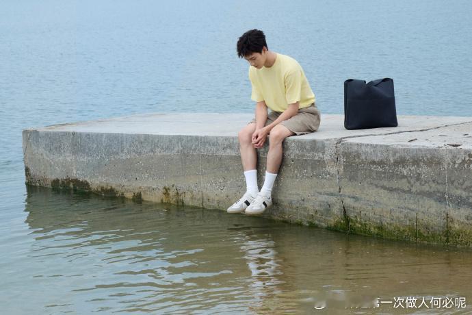 是谁还没刷到 李昀锐时装周海边 plog ？阳光、海浪与氛围感穿搭，每一帧都美到