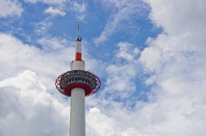 没有人可以和生活讨价还价，所以只要活着，就一定要努力。  