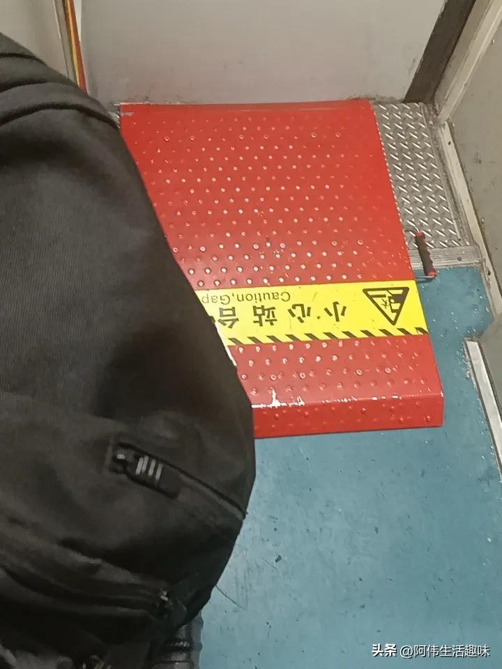 如今正月十六都过了，我是万万没想到还有这么多人背起行囊奔赴远方。好多不是应该都在