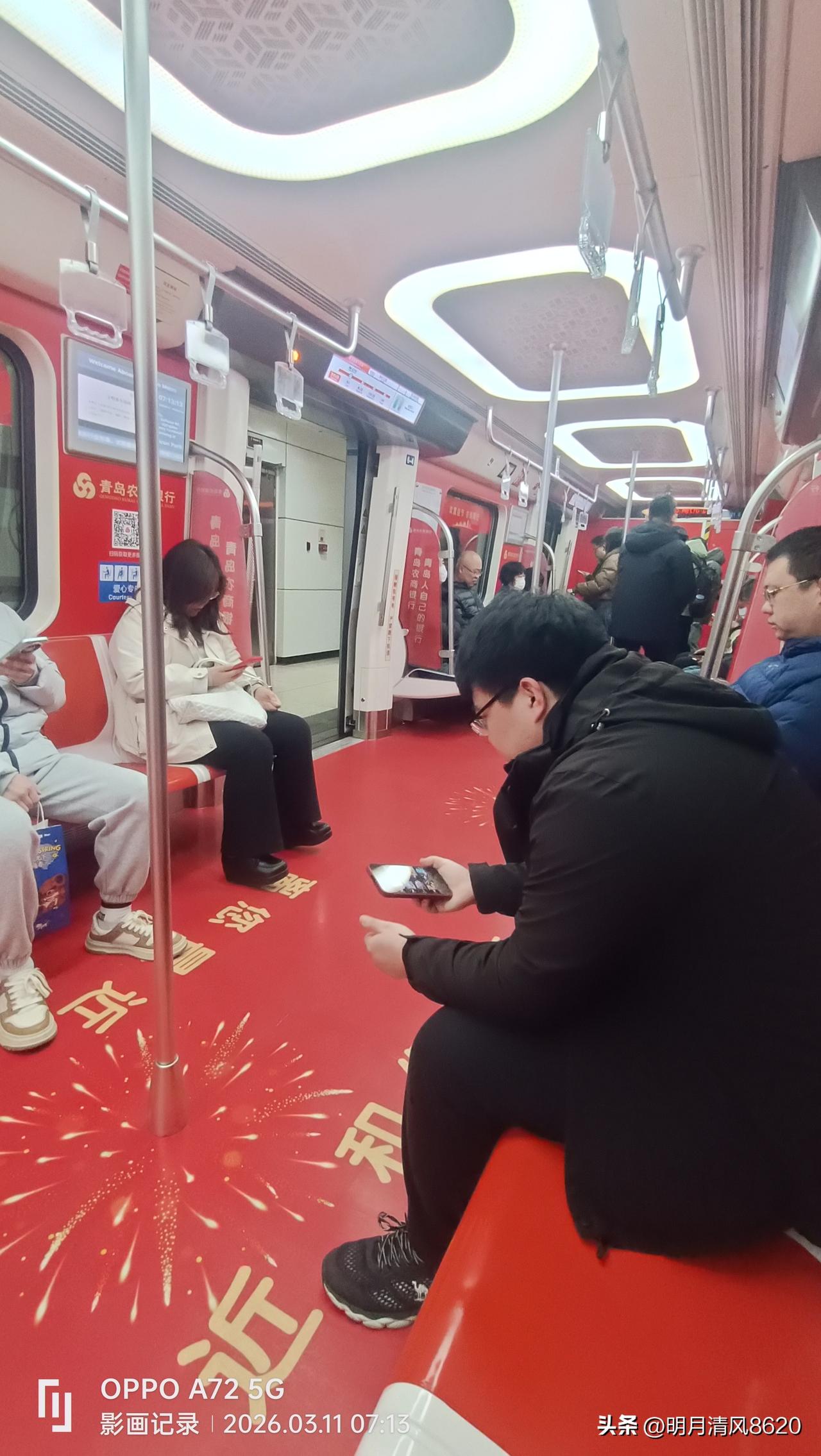 今天早上上了地铁之后，竟然发现地铁车厢好酷呀！满眼间的中国红，好喜感呀！

本埠