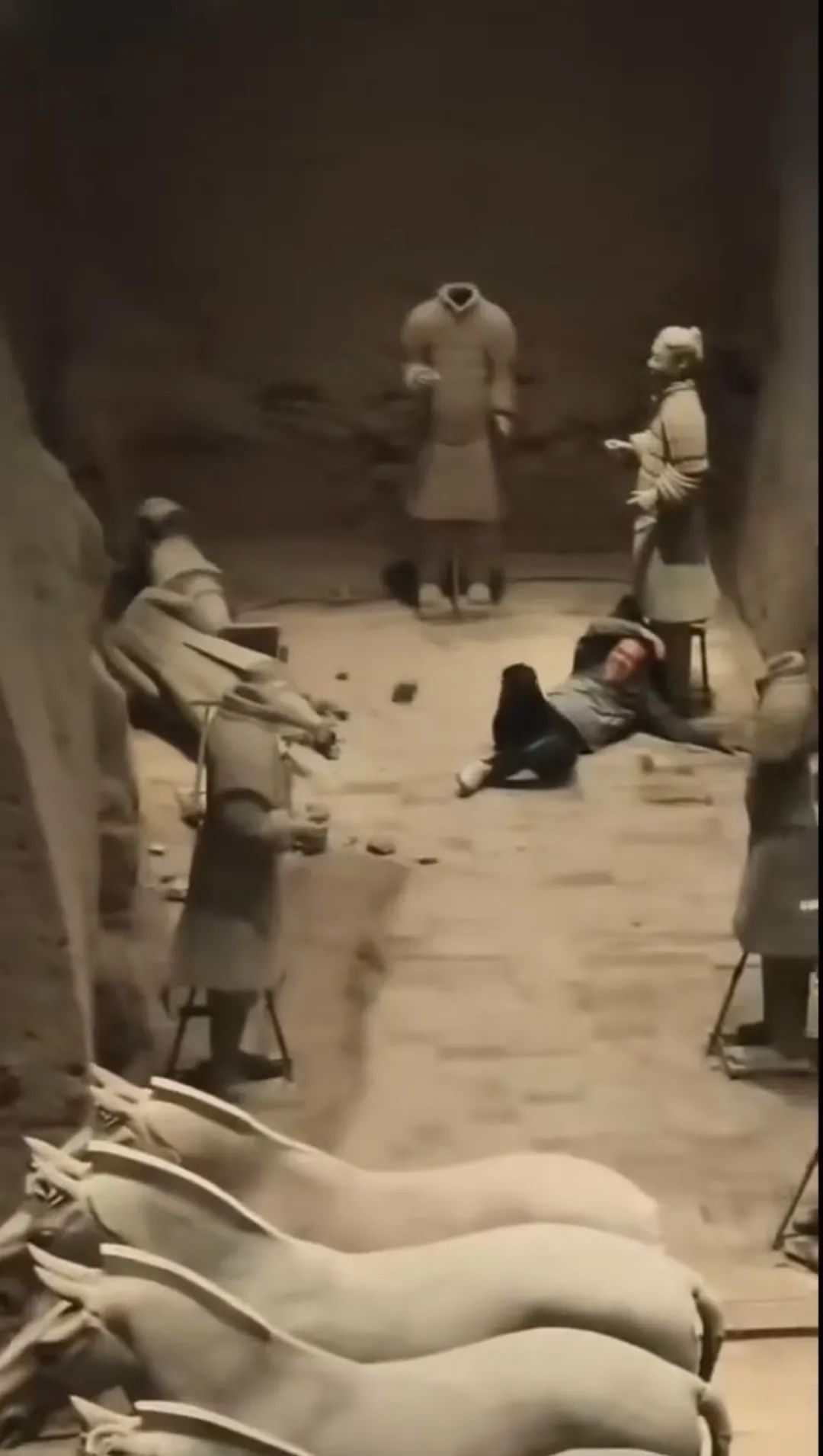 突发！一男子纵身跳进秦始皇兵马俑俑坑中，目击者称他还推倒了两