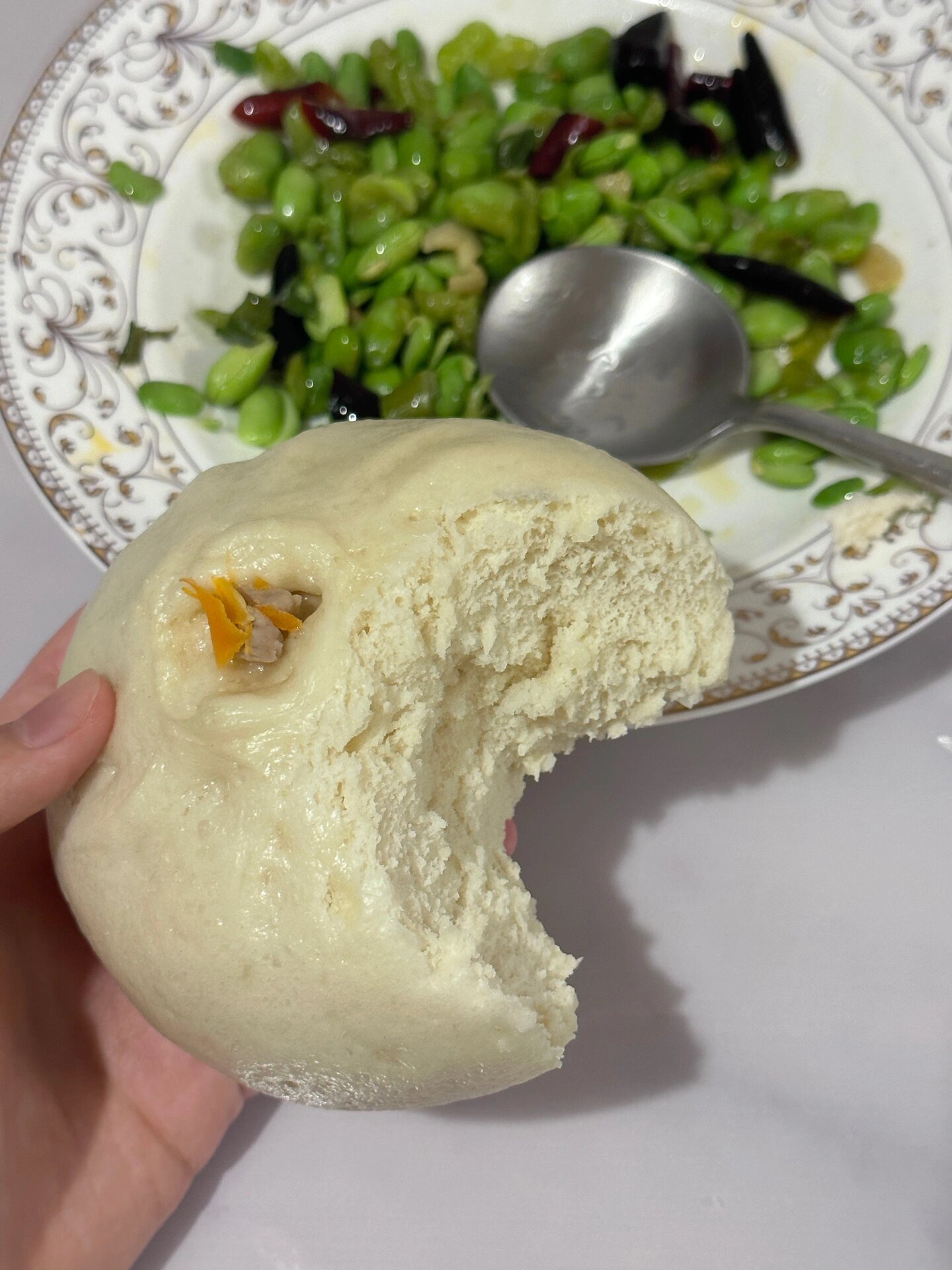 #美食#我爸妈给我留的肉包子……感动的一塌糊涂我爸妈给我留的面粉馅大肉包子嗯真香