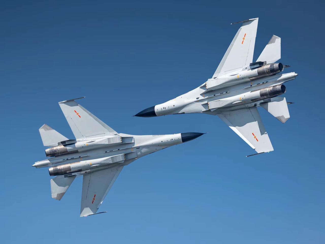 长春航展｜歼-16。“我是潜龙，最强四代半和炸弹卡车”歼16 长春航展 战斗机 