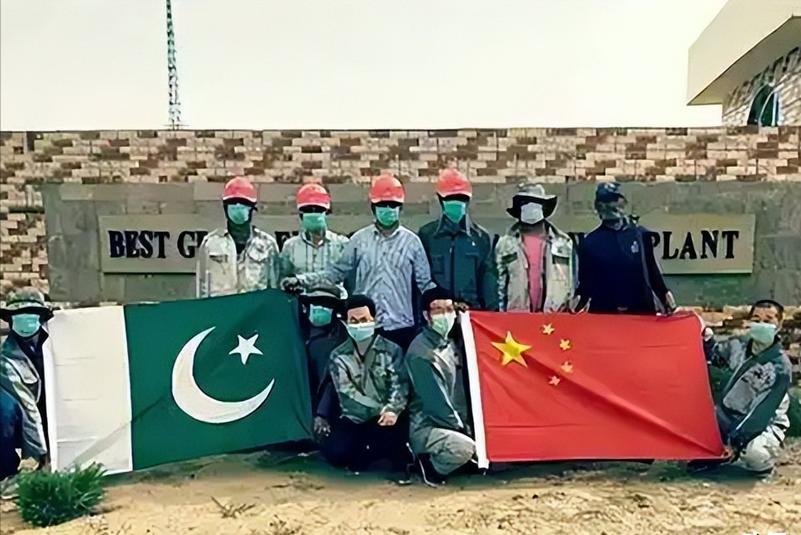巴基斯坦非常穷，没有钱，它购买中国武器的钱从哪里来的？就这么说吧，小巴只要能牵制