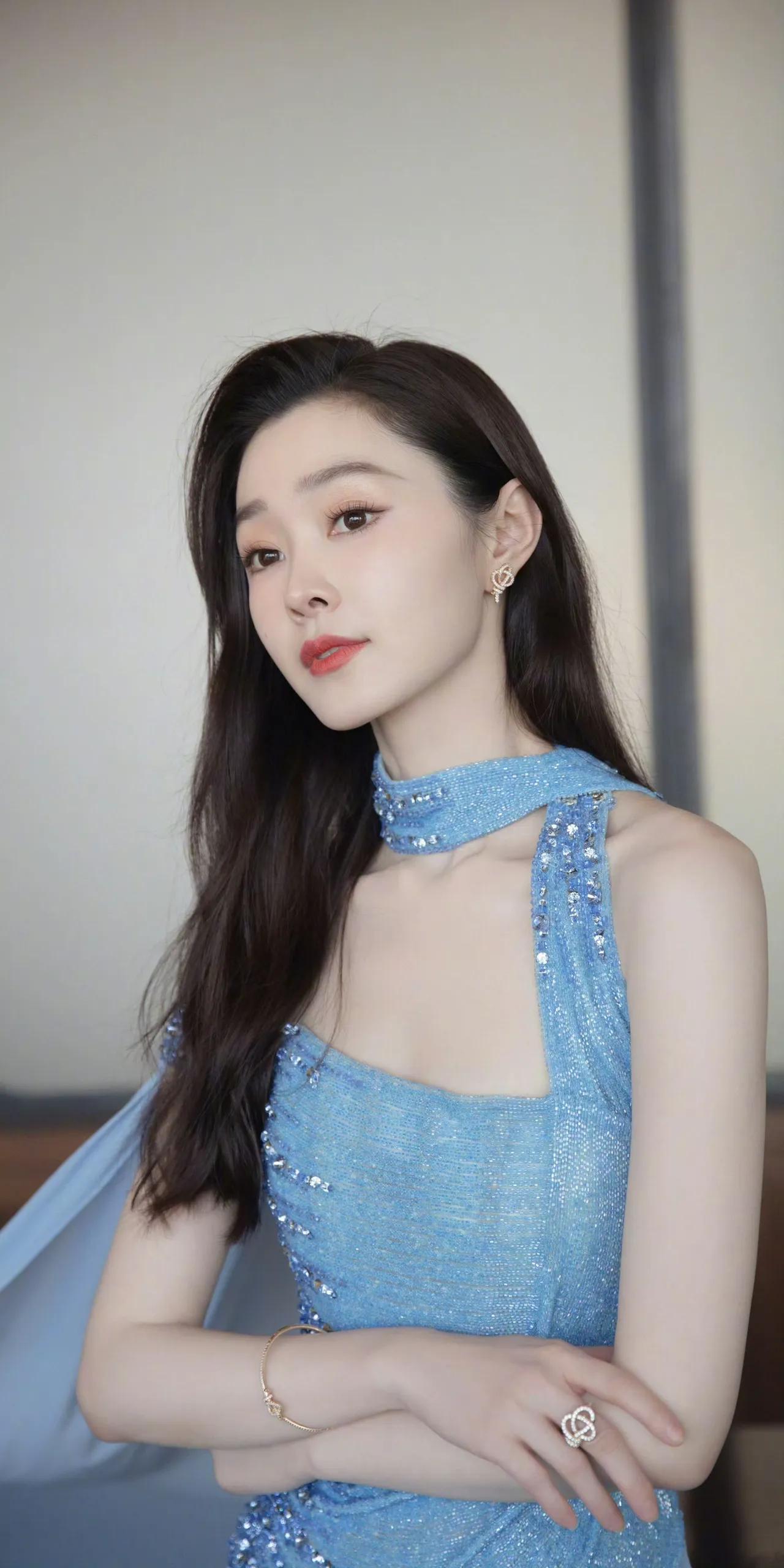 美女壁纸～宋轶身着冰蓝色挂脖亮片礼服，尽显优雅灵动
挂脖露肩设计勾勒出精致肩颈线