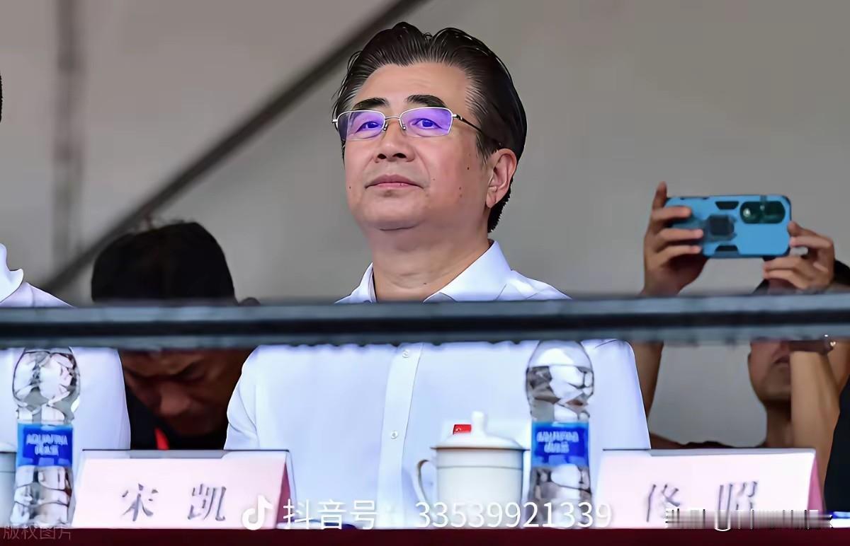 足球小将夺冠，足协官方视而不见，气量太小。

这帮中国孩子，在国外拼命踢球拿了冠