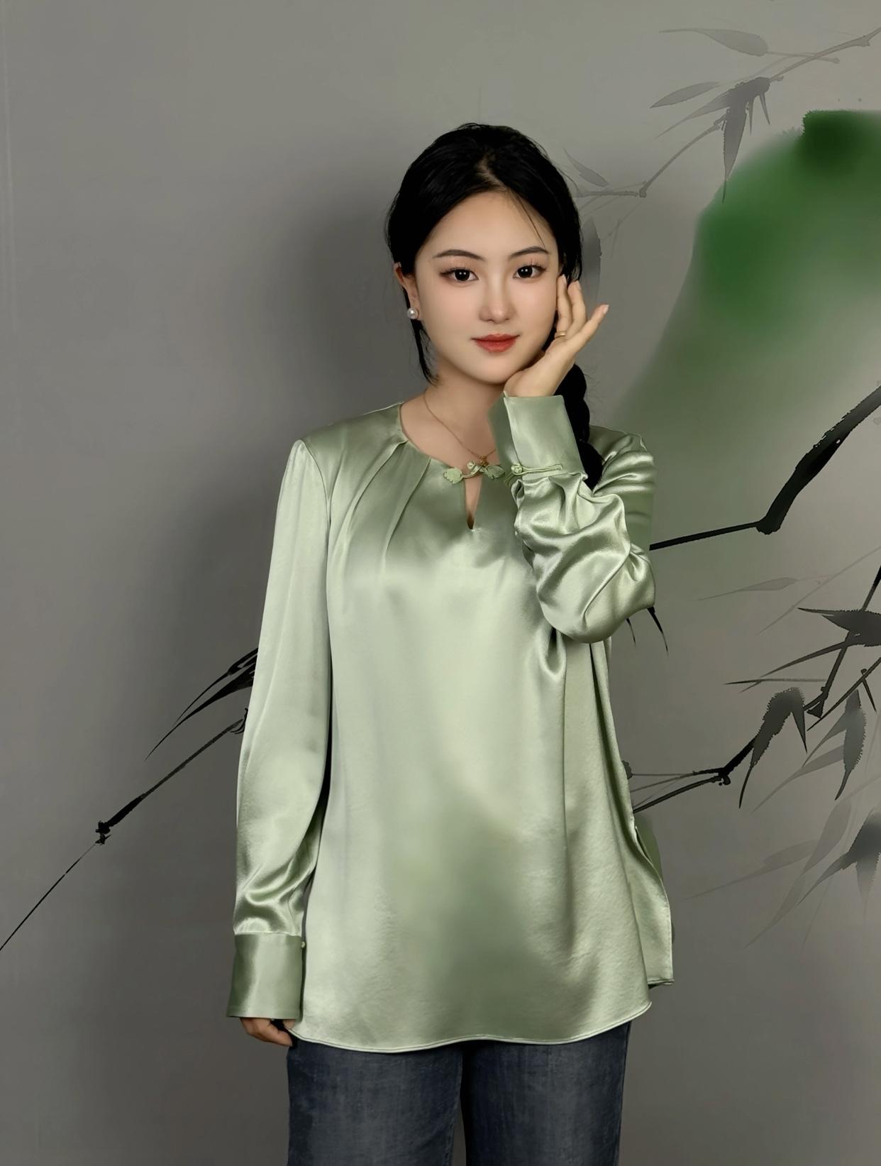 美女的美丽瞬间分享优雅气质，浅绿丝质衬衫，竹影背景，自然清新。