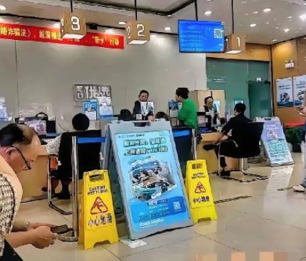 “杀熟”某营业厅内一大姐举着用了15年的号冲柜员吼：“新用户39元就160G，我