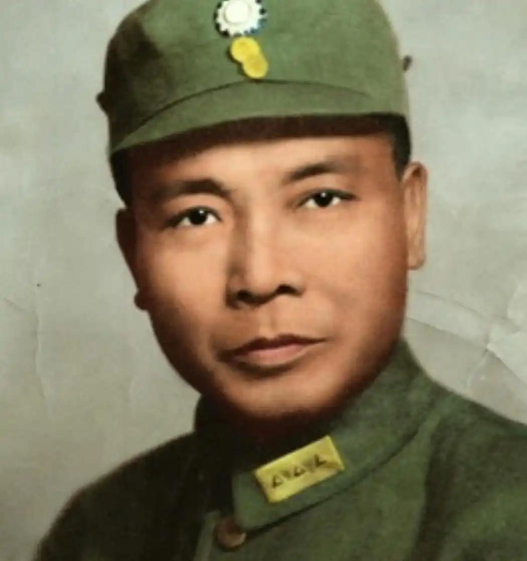 1949 年，汤恩伯举一家撤离前往台湾，妻儿一个不落全带上，唯独狠心抛下伺候他二