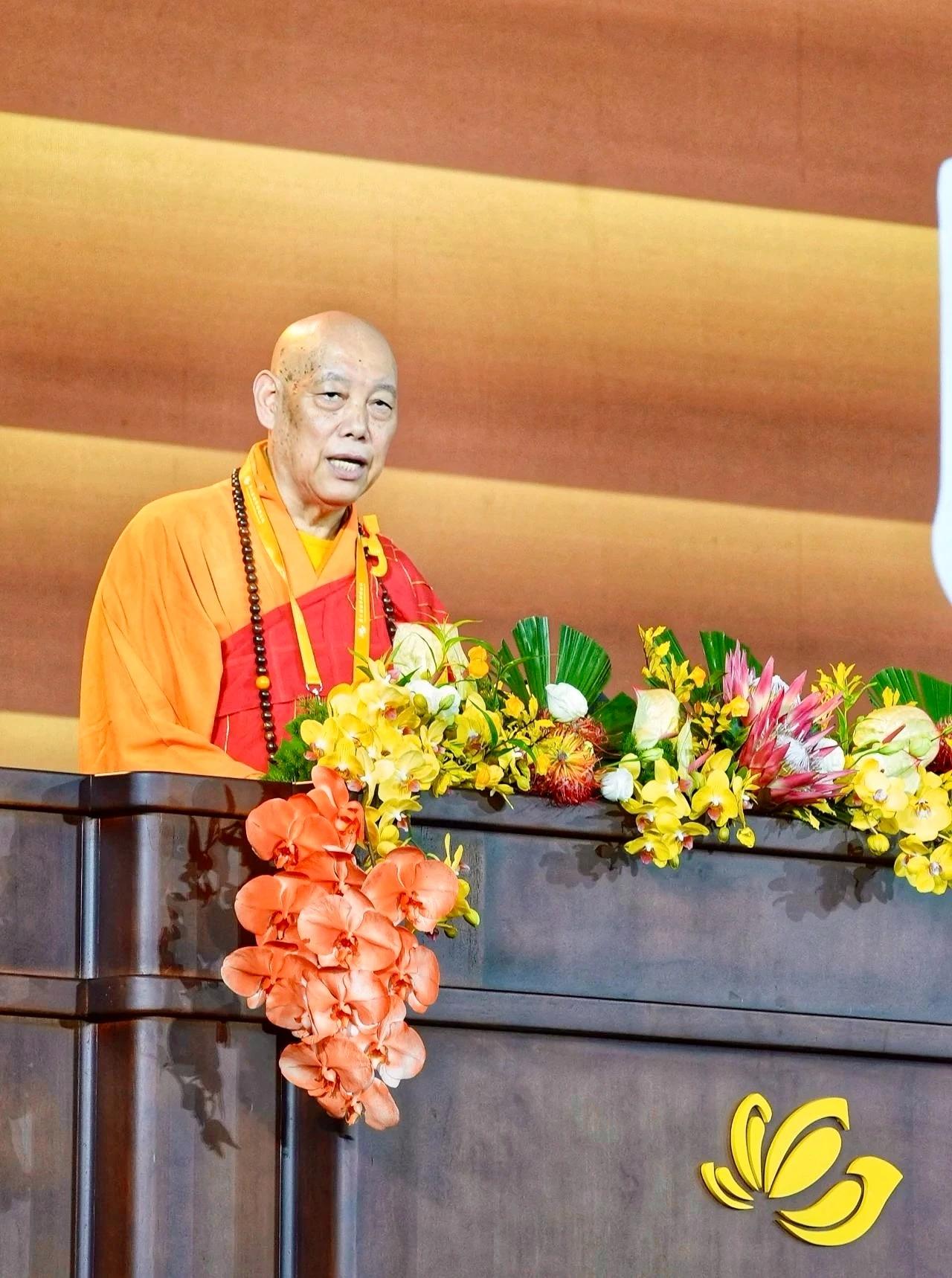 中佛协副会长，浙江佛协名誉会长，普陀山佛教协会会长，道慈大和尚，在第六届世界佛教