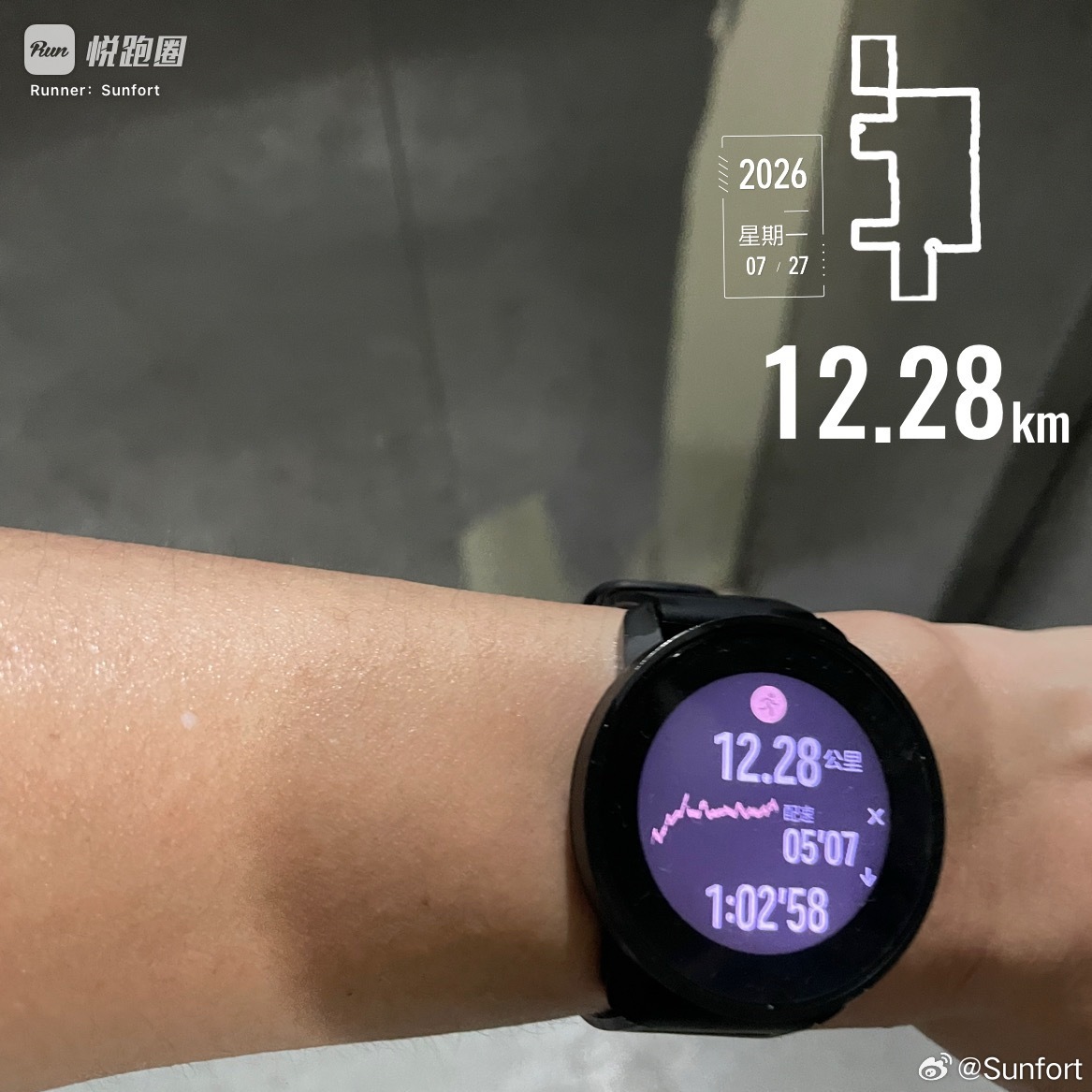 跑步 跑步一小时。04:16开跑，27°C，体感28°C，相对湿度83％。都晚上