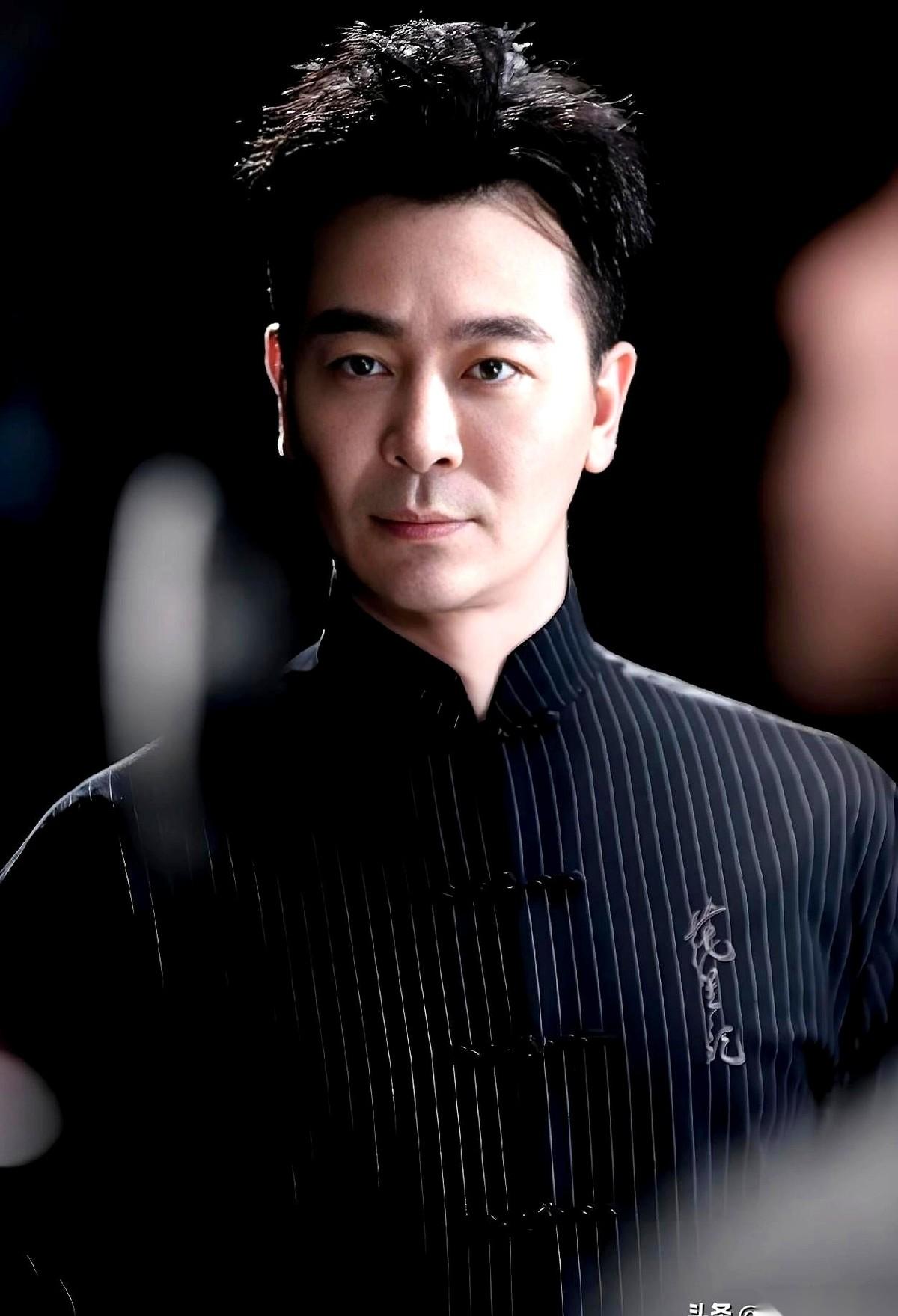 谁能想到啊？一个打了一辈子架的练家子，不动拳脚光靠微表情，竟然把“奸商”演绝了！