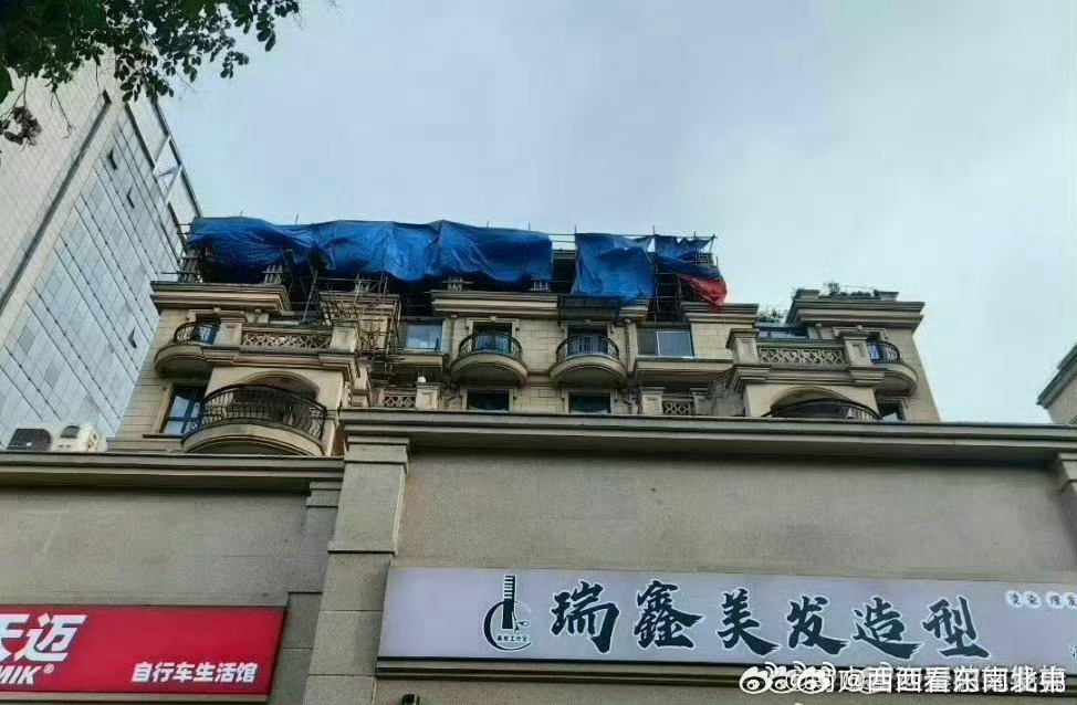 陕西西安浐灞荣德·河与墅顶楼私搭违建调查：依法厘清权责，从严整治乱象一、事件概况