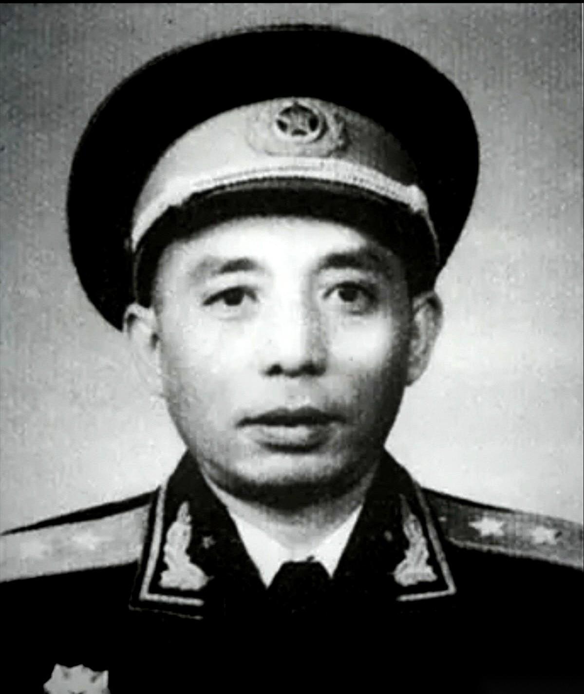 一个开国将军，晚年被下放到军工厂，跟一群普通工人一起造手榴弹。
这事儿放谁身上，