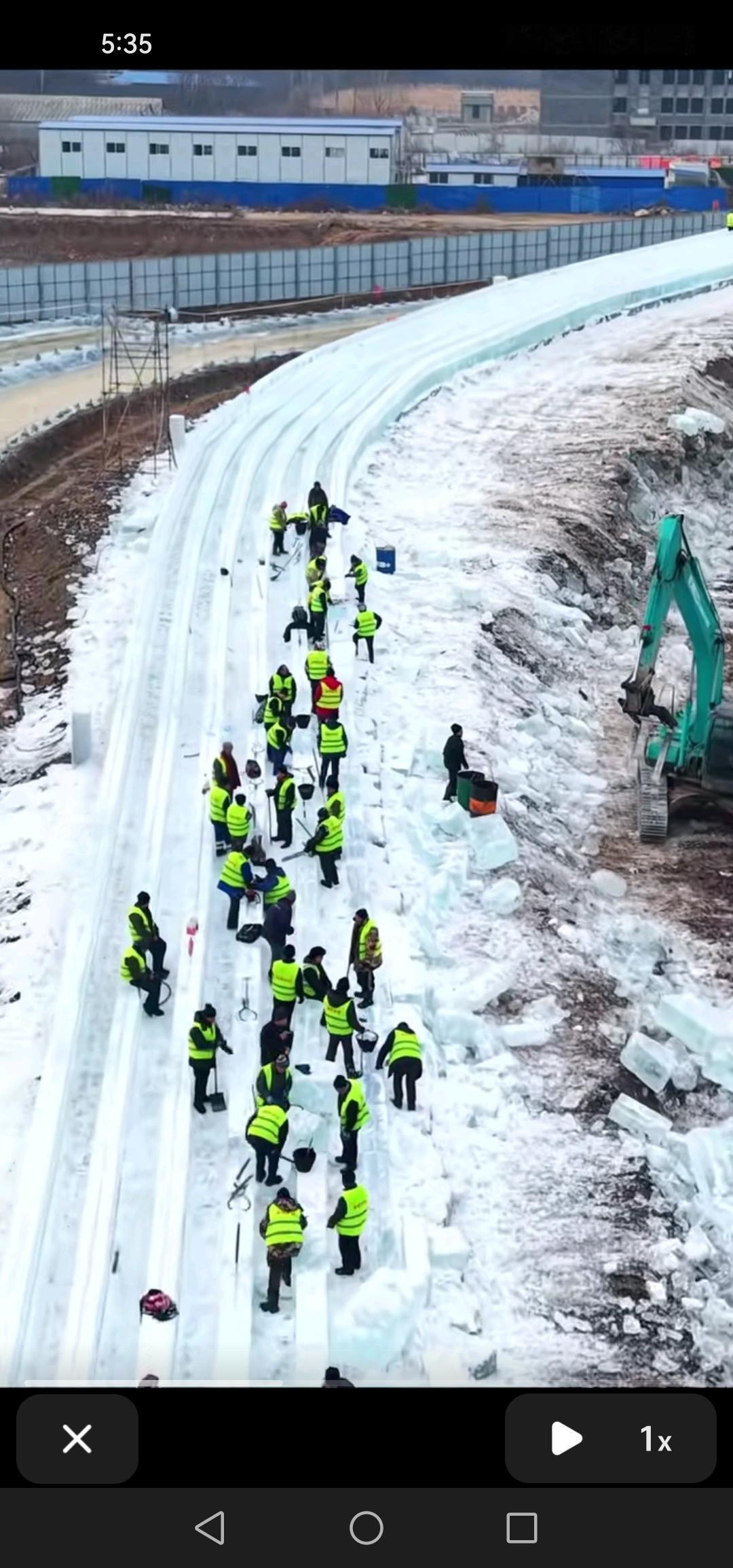 吉林市冰雪乌拉城正热火朝天地建设着，吉林市版大滑梯也已登场，期待它早日完工。
