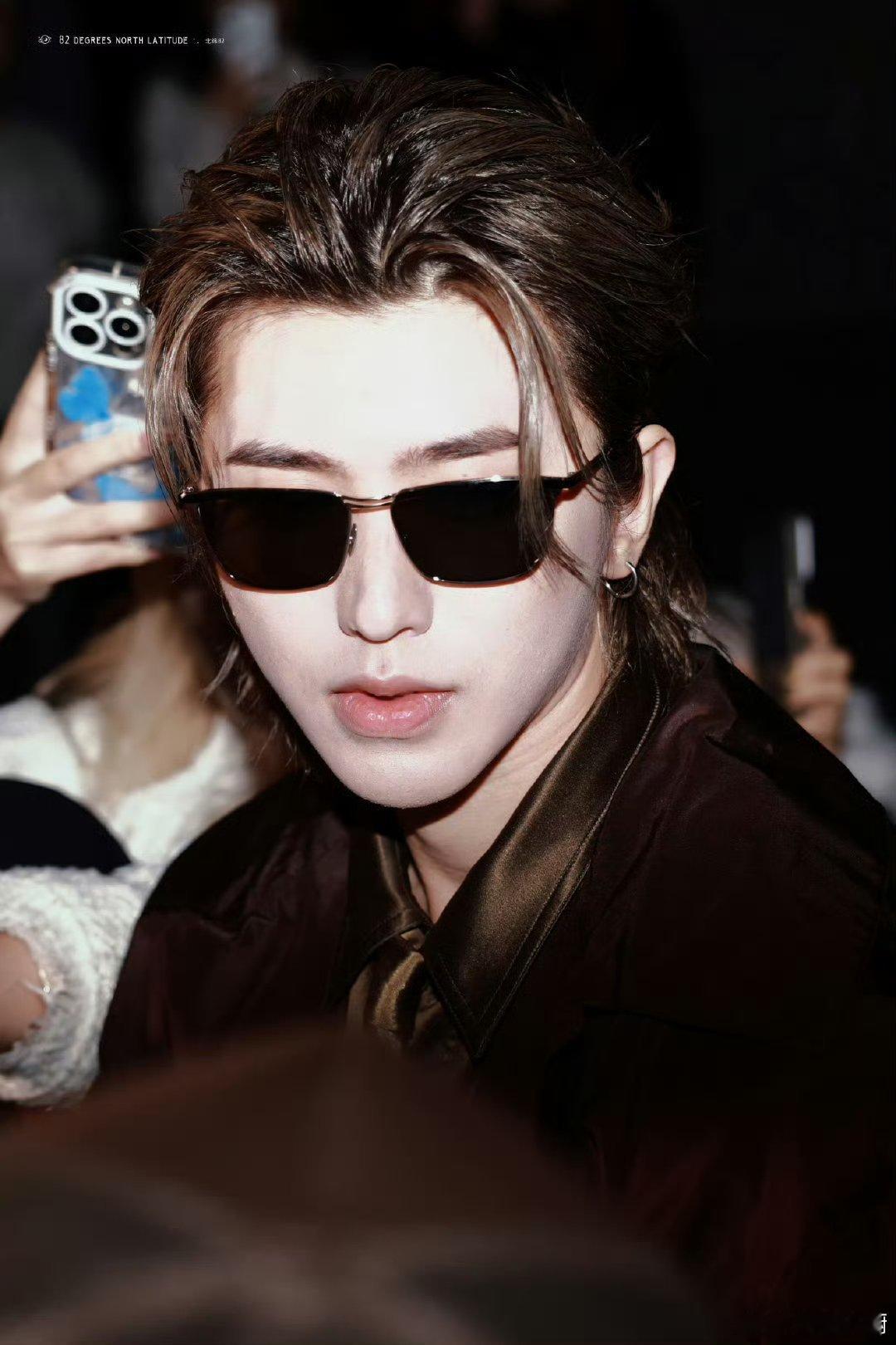 蔡徐坤复古风穿搭，墨镜一戴，气场全开，人群中最亮眼的存在。