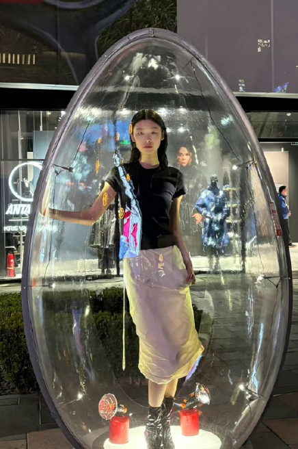 三里屯真人模特 很快各地就要模仿起来，还是有点吸引眼球的。原来心疼他们一站那么久