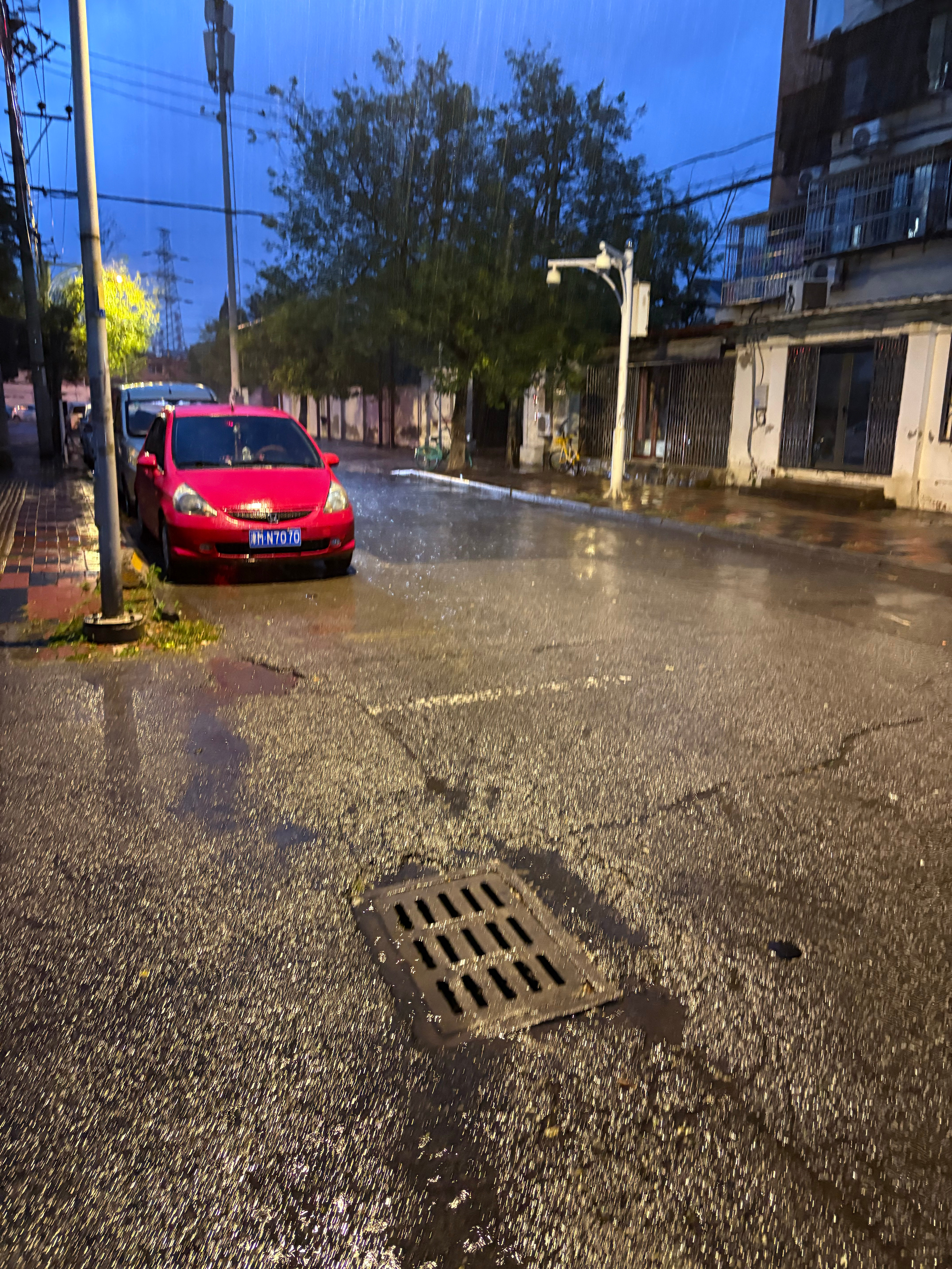 最烦下班下雨。一看过两天还下雨，我就顶着雨把快递取了。。。。烦死了，最讨厌下雨了