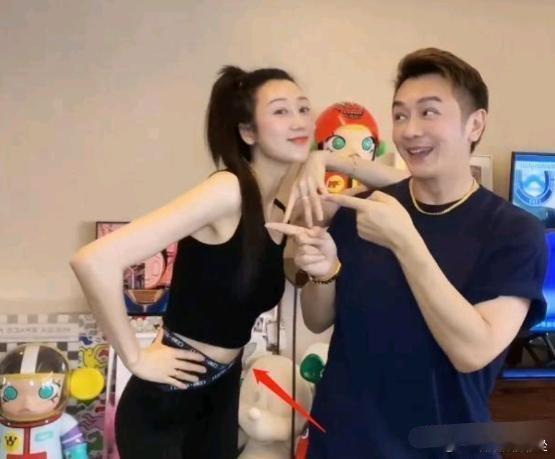 简直是不可思议，都生了几个娃了，小肚子居然还如此平坦光滑~看起来像小女孩的身材 