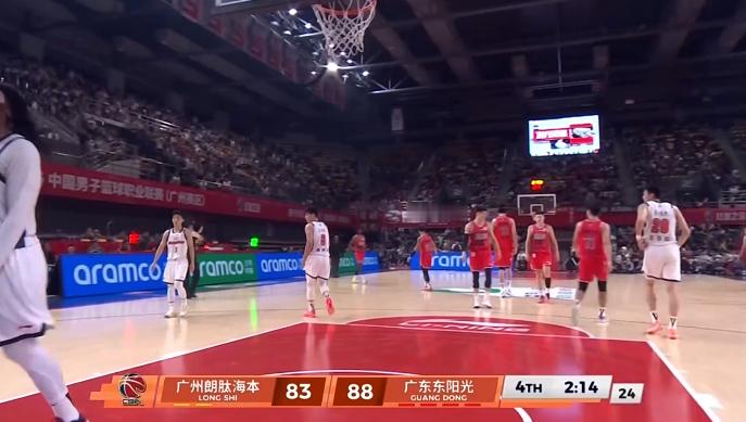 这比赛悬念又回来了~~两个球的差距，2分钟时间，完全有的打。龙狮男篮vs广东男篮