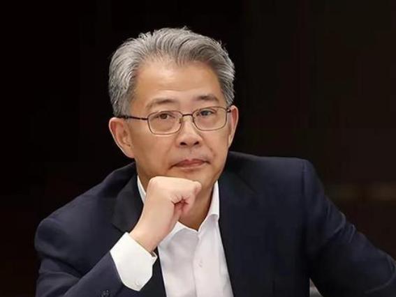 一边是高达2万亿的债务黑洞，让无数家庭被烂尾楼拖累；一边却是 800万美元的“顾