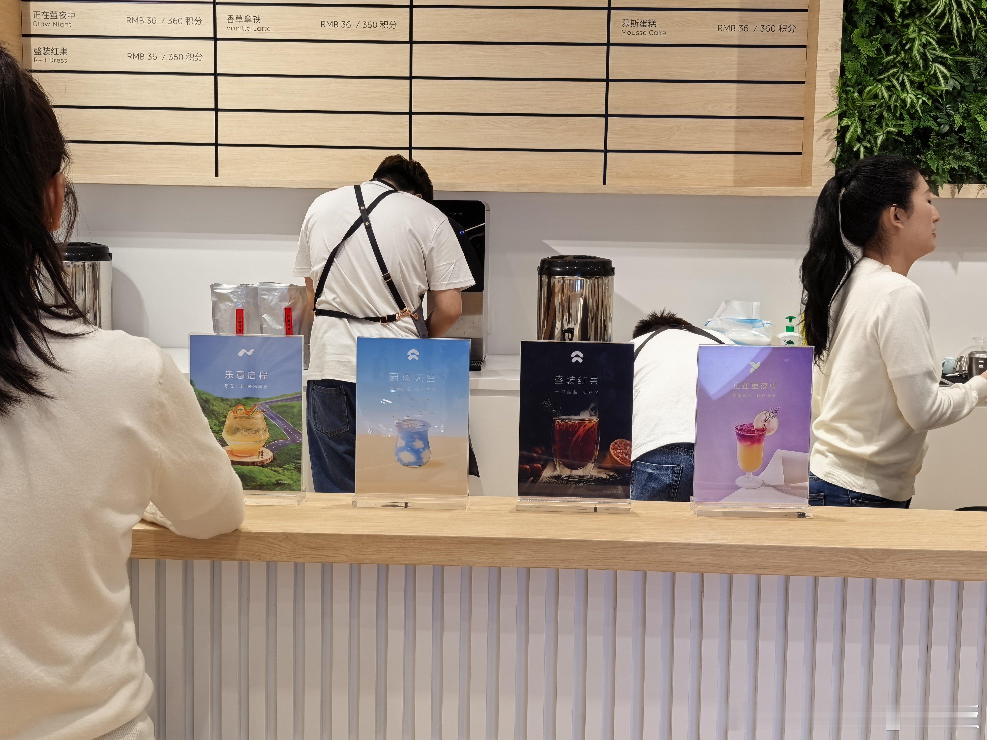 国展实在是太大了估计还没逛一半就累了赶快来牛屋坐坐这次的蔚来展厅实在是太大气了一