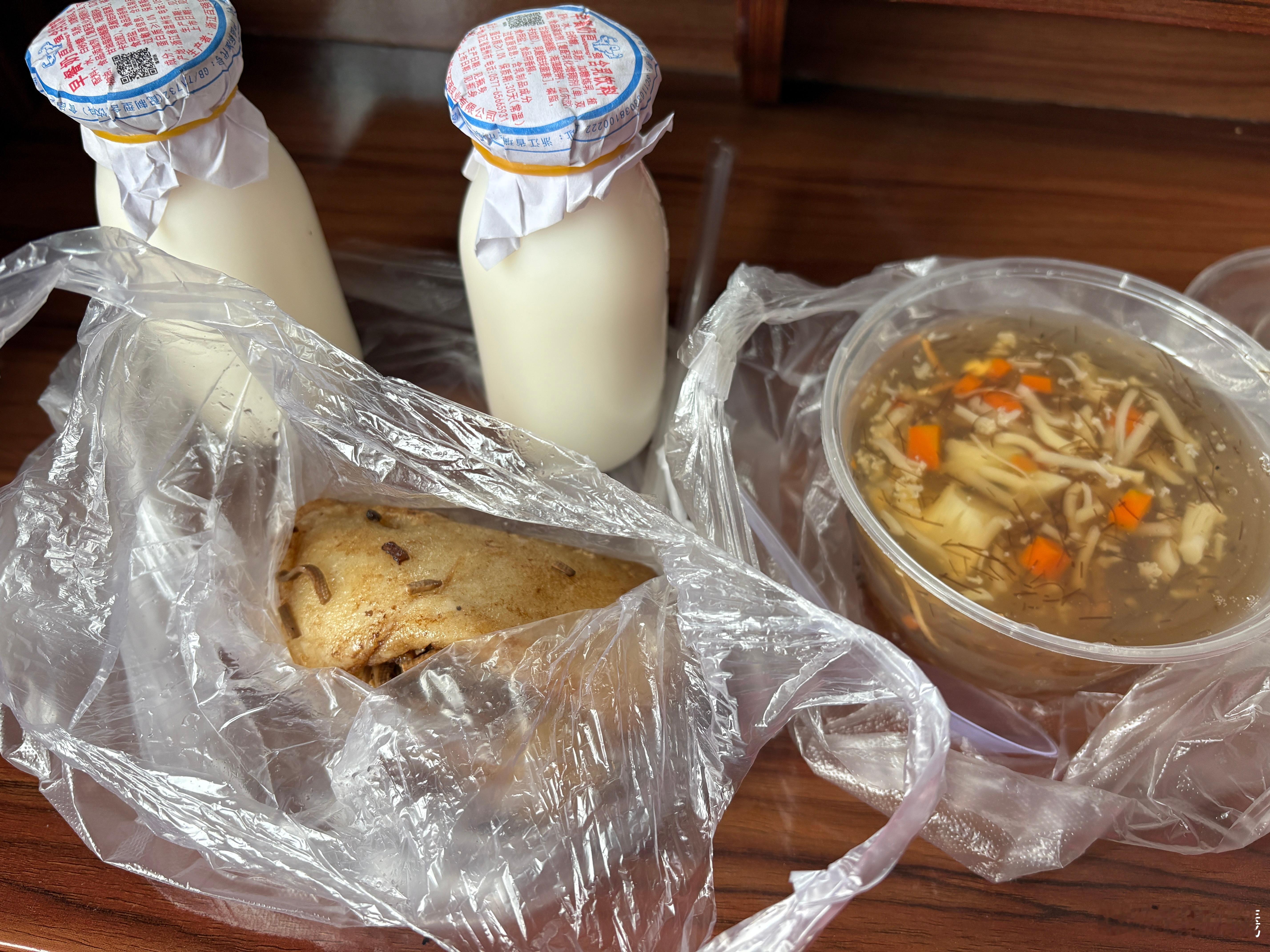 成长就是每天早上能懂老父亲喜欢吃什么，一早送床头. 