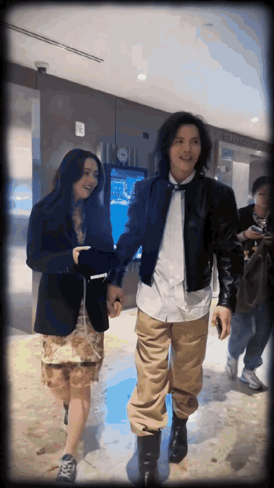 #娱评大赏#向佐这是真的转性了？

近日的向佐和郭碧婷真的是形影不离，向佐的手更