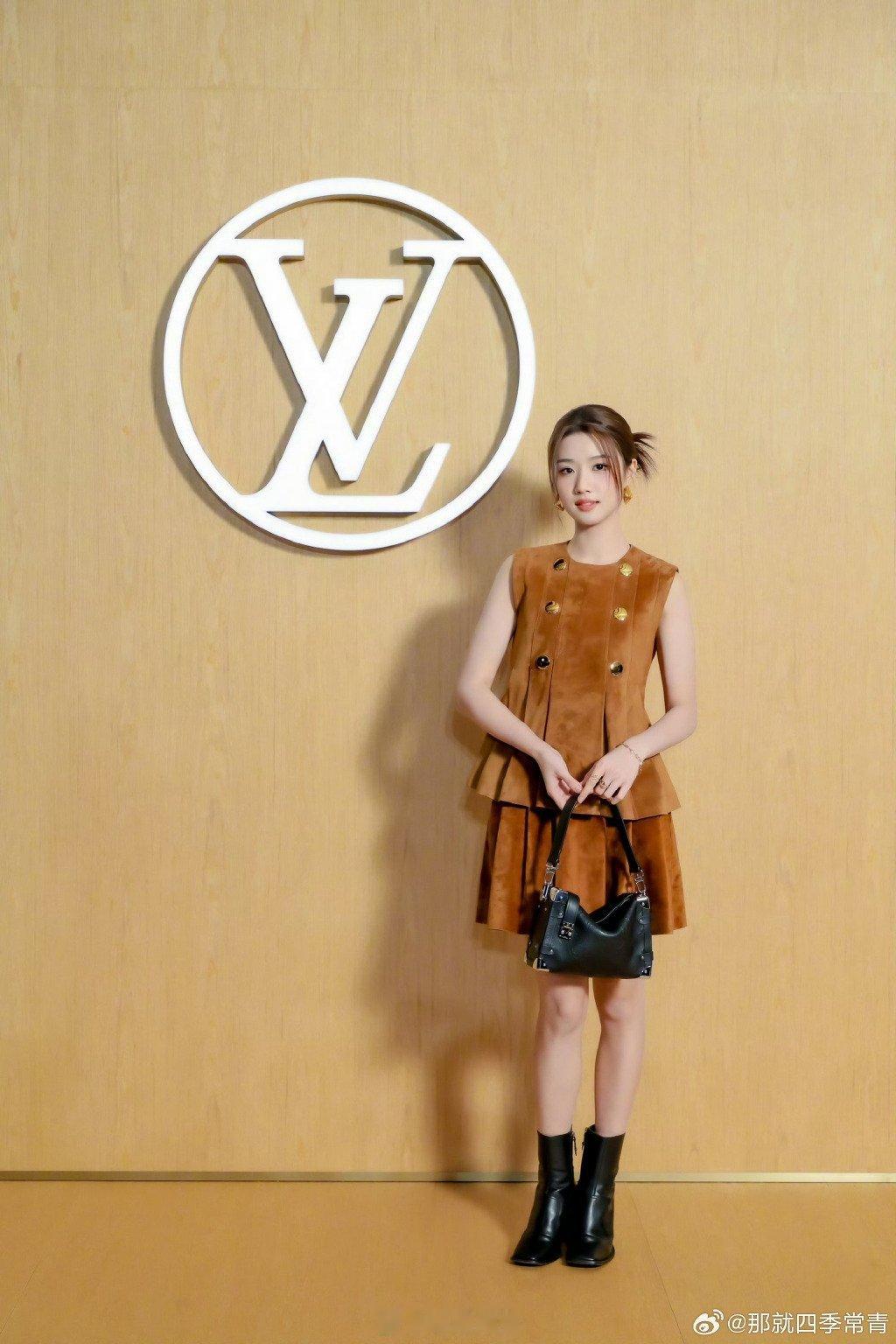 ✅ 时尚表现力惊艳全场卢昱晓身着LV棕色系套装，利落的剪裁勾勒出她娇俏的身形，搭